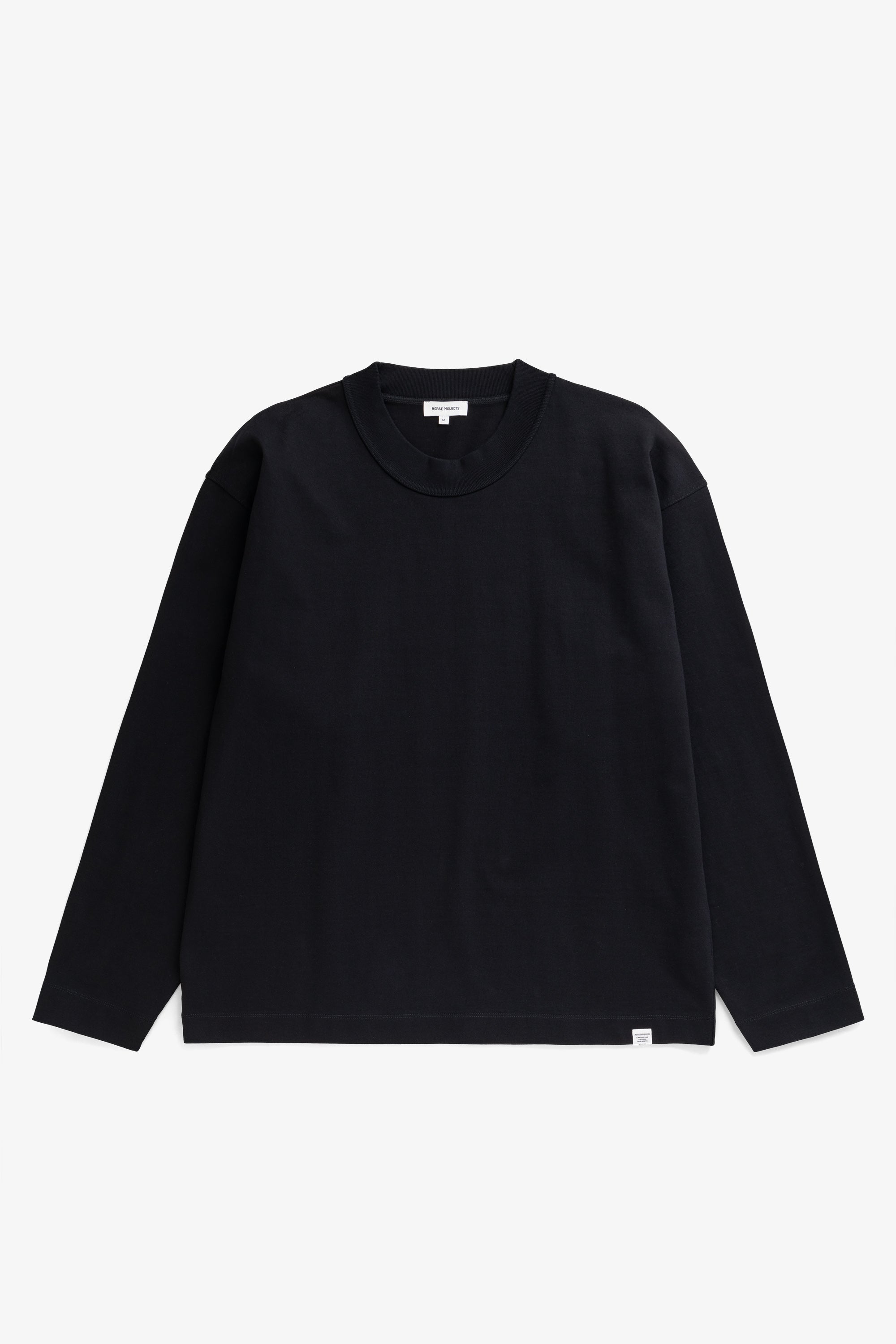 T-shirt compact coton manches longues – Un t-shirt manches longues à la coupe décontractée, confectionné dans un jersey de coton biologique lourd et compact – Il présente un col marinière côtelé…