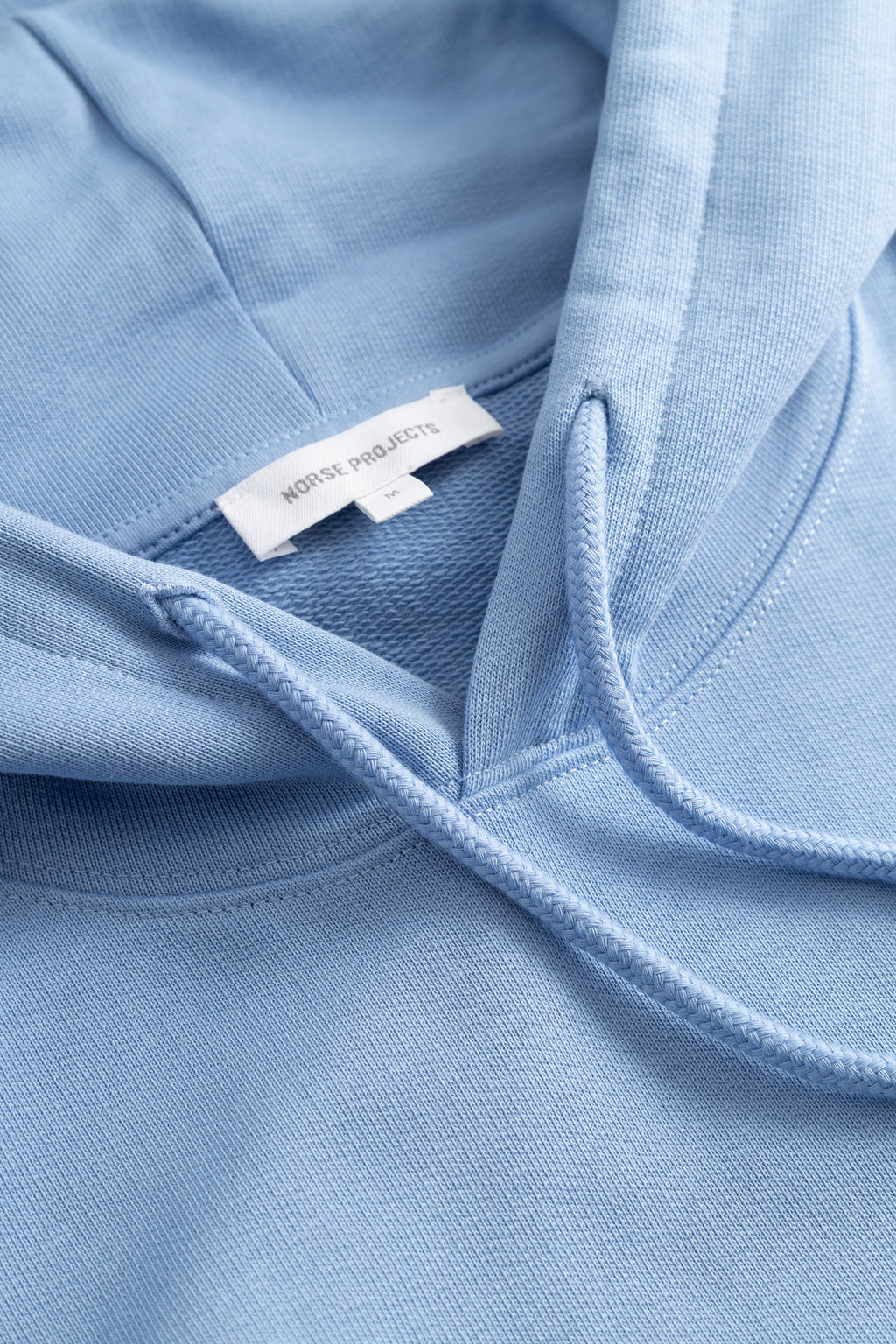 Sweat à capuche – Il est doté de manches montées, d'une capuche double épaisseur réglable avec cordon de serrage et embouts métalliques, d'une poche kangourou, de poignets et d'un ourlet côtelés, et d'un marc…