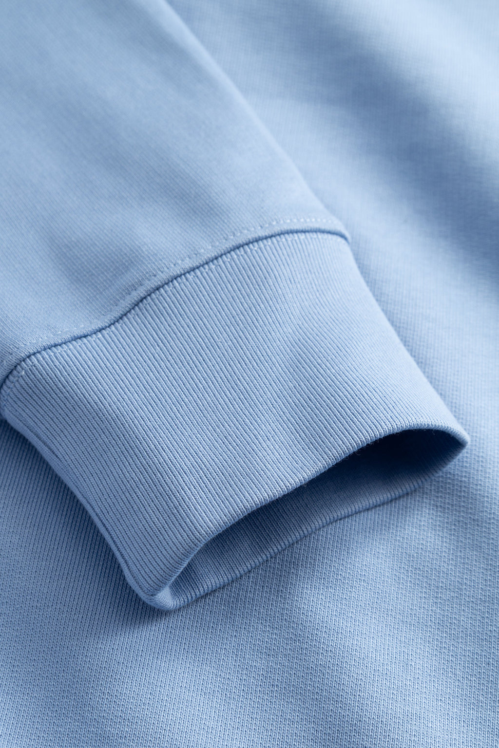 Sweat à capuche – Il est doté de manches montées, d'une capuche double épaisseur réglable avec cordon de serrage et embouts métalliques, d'une poche kangourou, de poignets et d'un ourlet côtelés, et d'un marc…