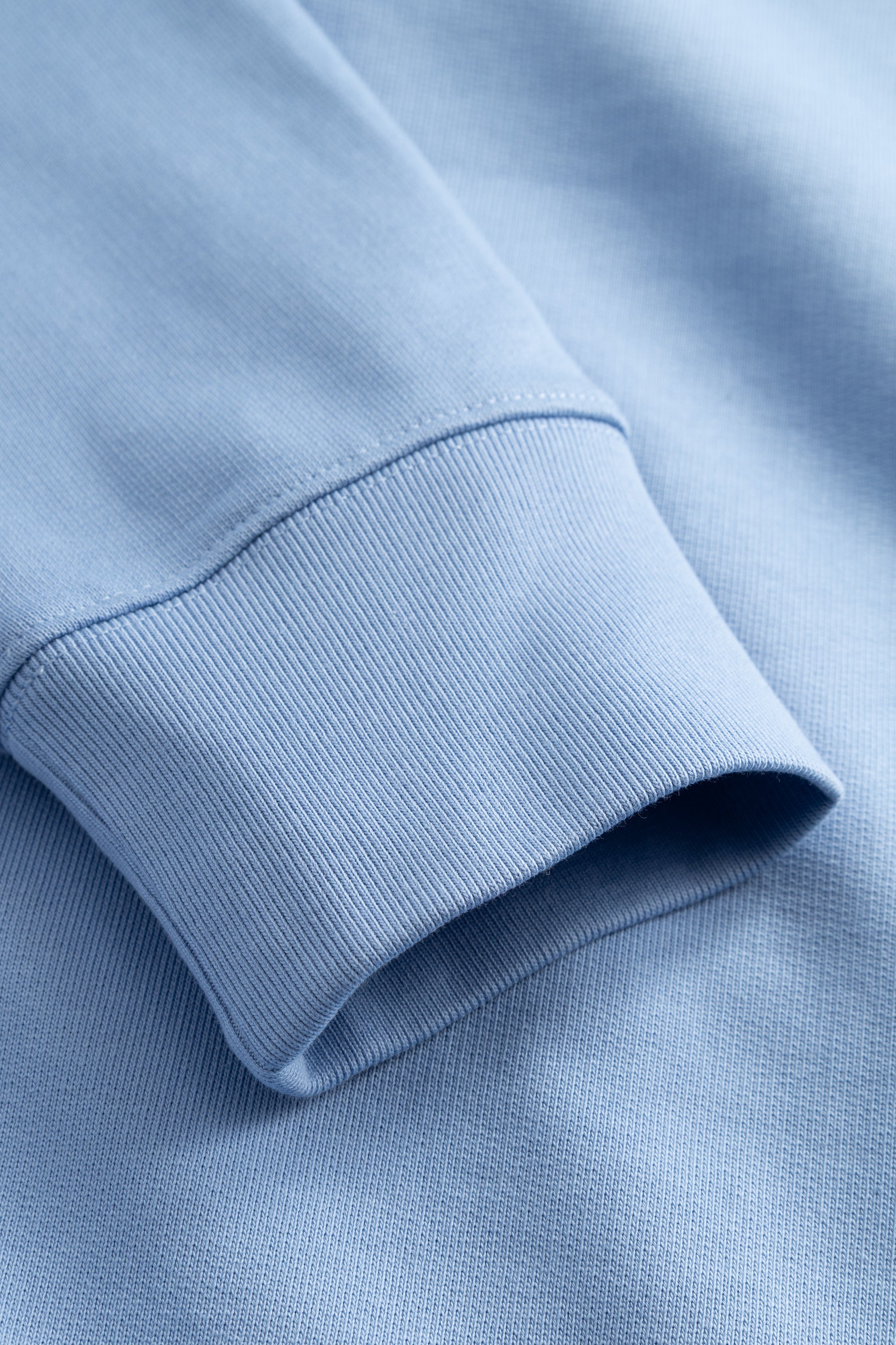 Sweat à capuche – Il est doté de manches montées, d'une capuche double épaisseur réglable avec cordon de serrage et embouts métalliques, d'une poche kangourou, de poignets et d'un ourlet côtelés, et d'un marc…