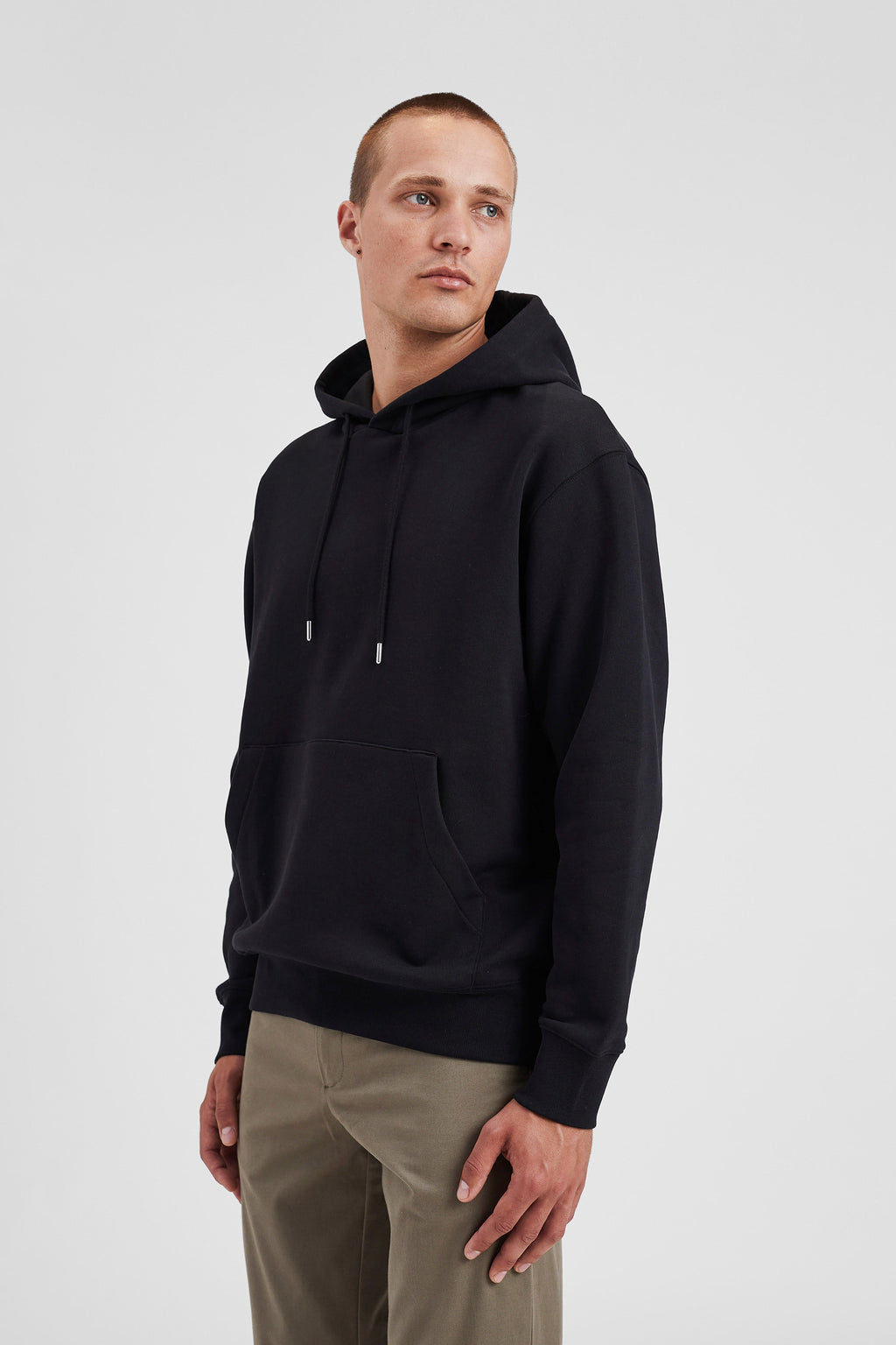 Hoodie - Il est doté de manches montées, d'une capuche réglable à double épaisseur avec cordon de serrage et aglets en métal, d'une poche kangourou, de poignets et d'un ourlet côtelés et d'un marc…