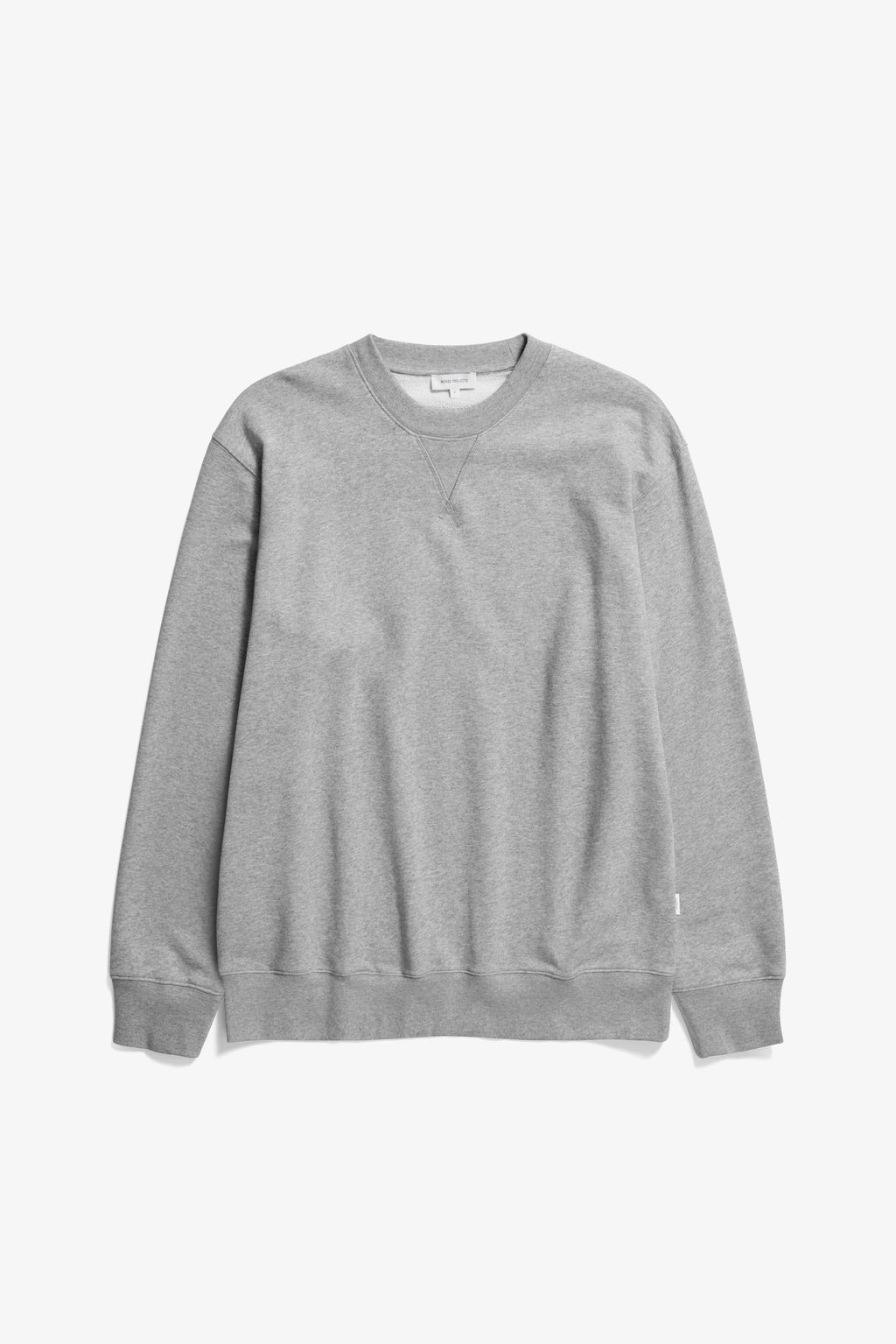 Sweat-shirt – Il est doté de manches montées, d’un gousset au centre sur le devant, d’un col, de poignets et d’un ourlet côtelés, ainsi que d’une étiquette de marque à la couture latérale. – Il est doté de…