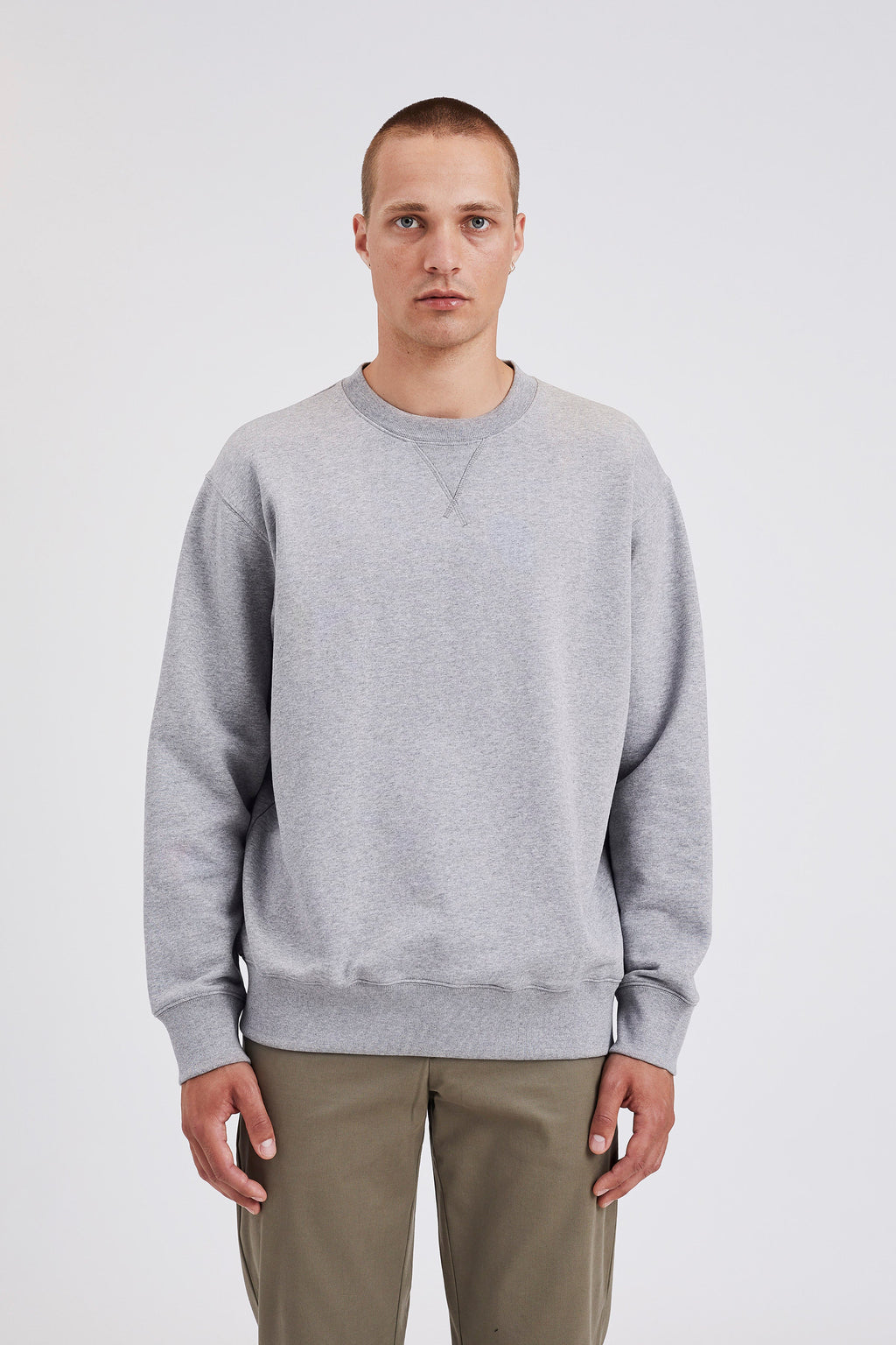 Sweat-shirt – Il est doté de manches montées, d’un gousset au centre sur le devant, d’un col, de poignets et d’un ourlet côtelés, ainsi que d’une étiquette de marque à la couture latérale. – Il est doté de…