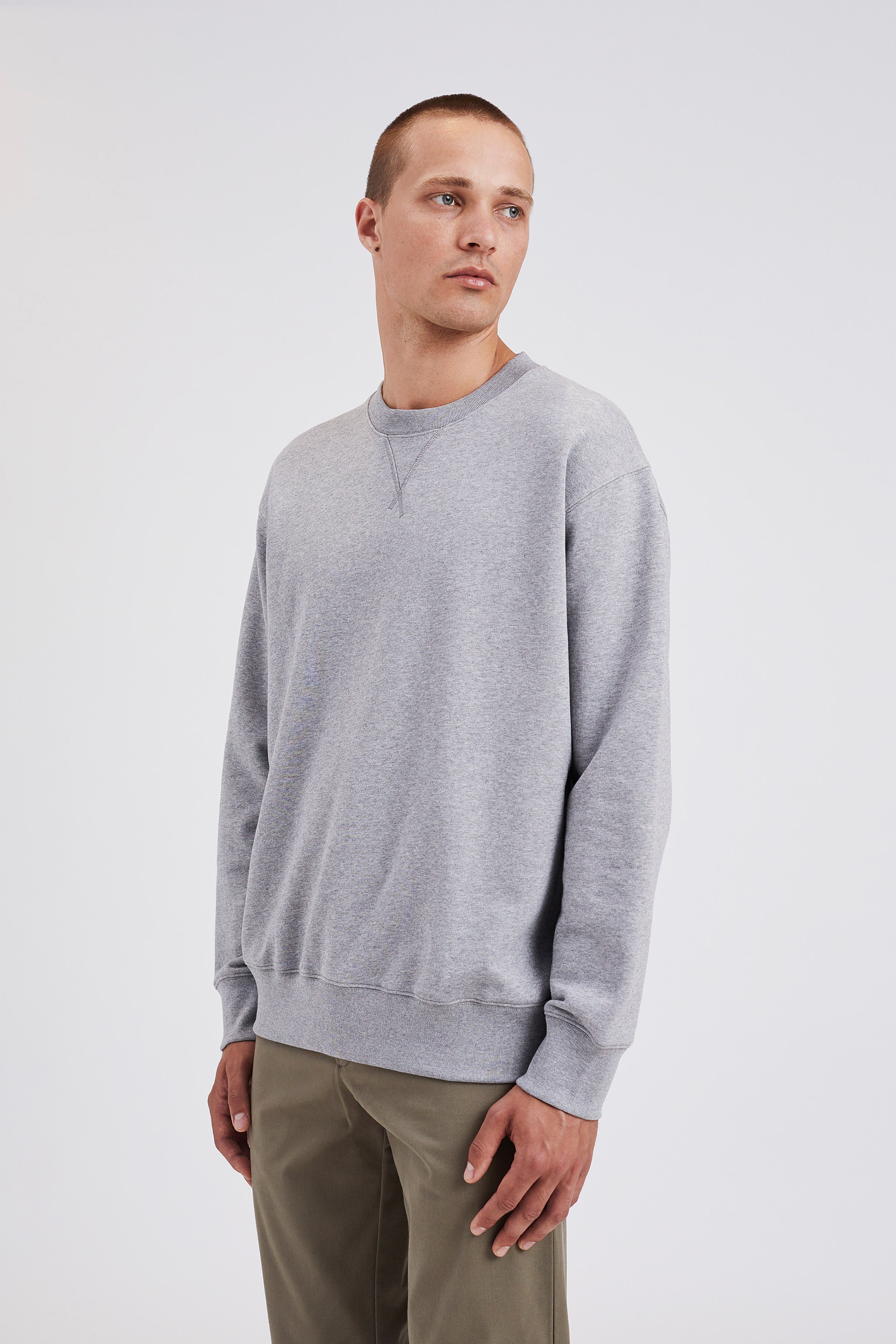 Sweat-shirt – Il est doté de manches montées, d’un gousset au centre sur le devant, d’un col, de poignets et d’un ourlet côtelés, ainsi que d’une étiquette de marque à la couture latérale. – Il est doté de…