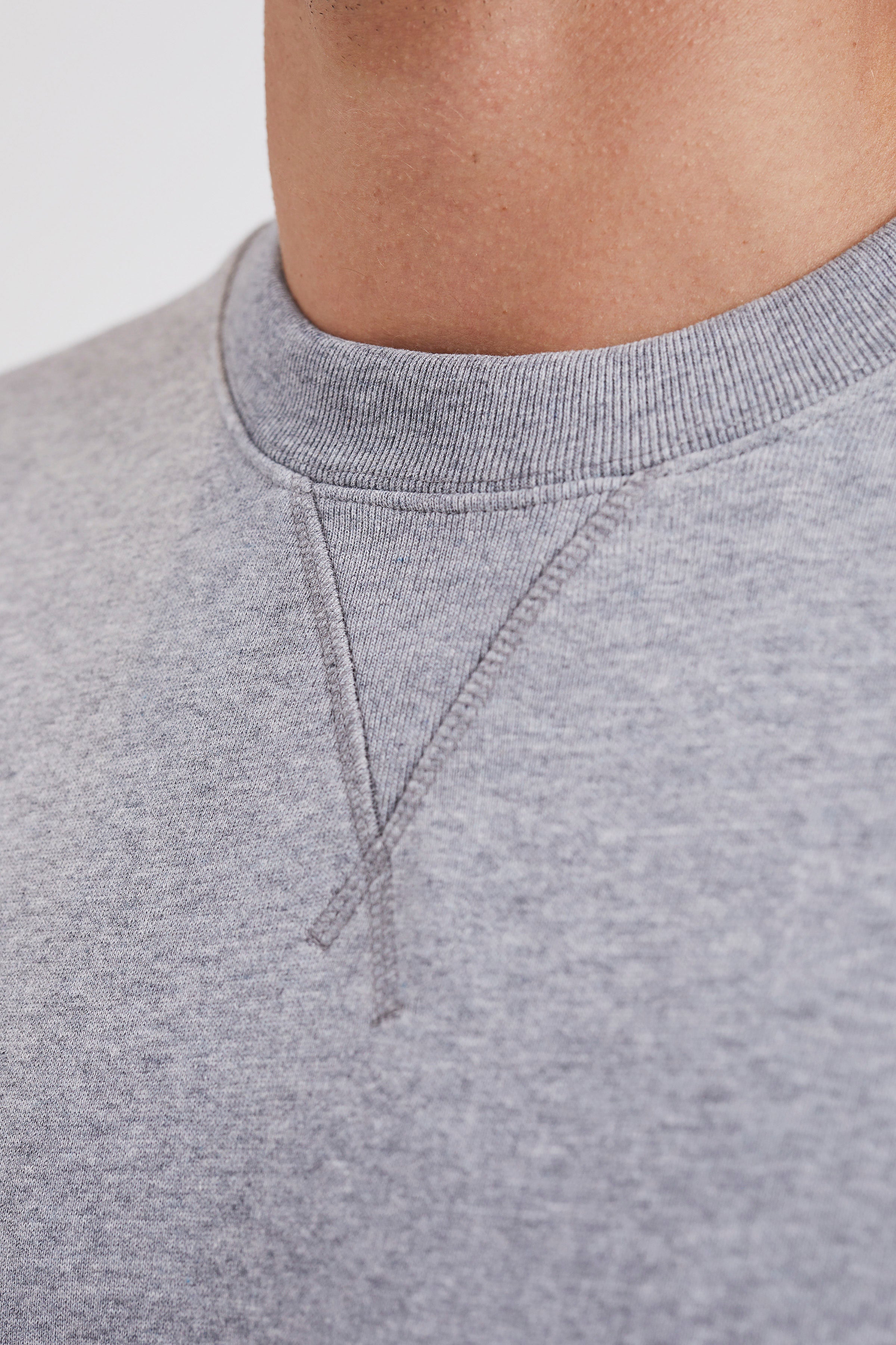 Sweat-shirt – Il est doté de manches montées, d’un gousset au centre sur le devant, d’un col, de poignets et d’un ourlet côtelés, ainsi que d’une étiquette de marque à la couture latérale. – Il est doté de…