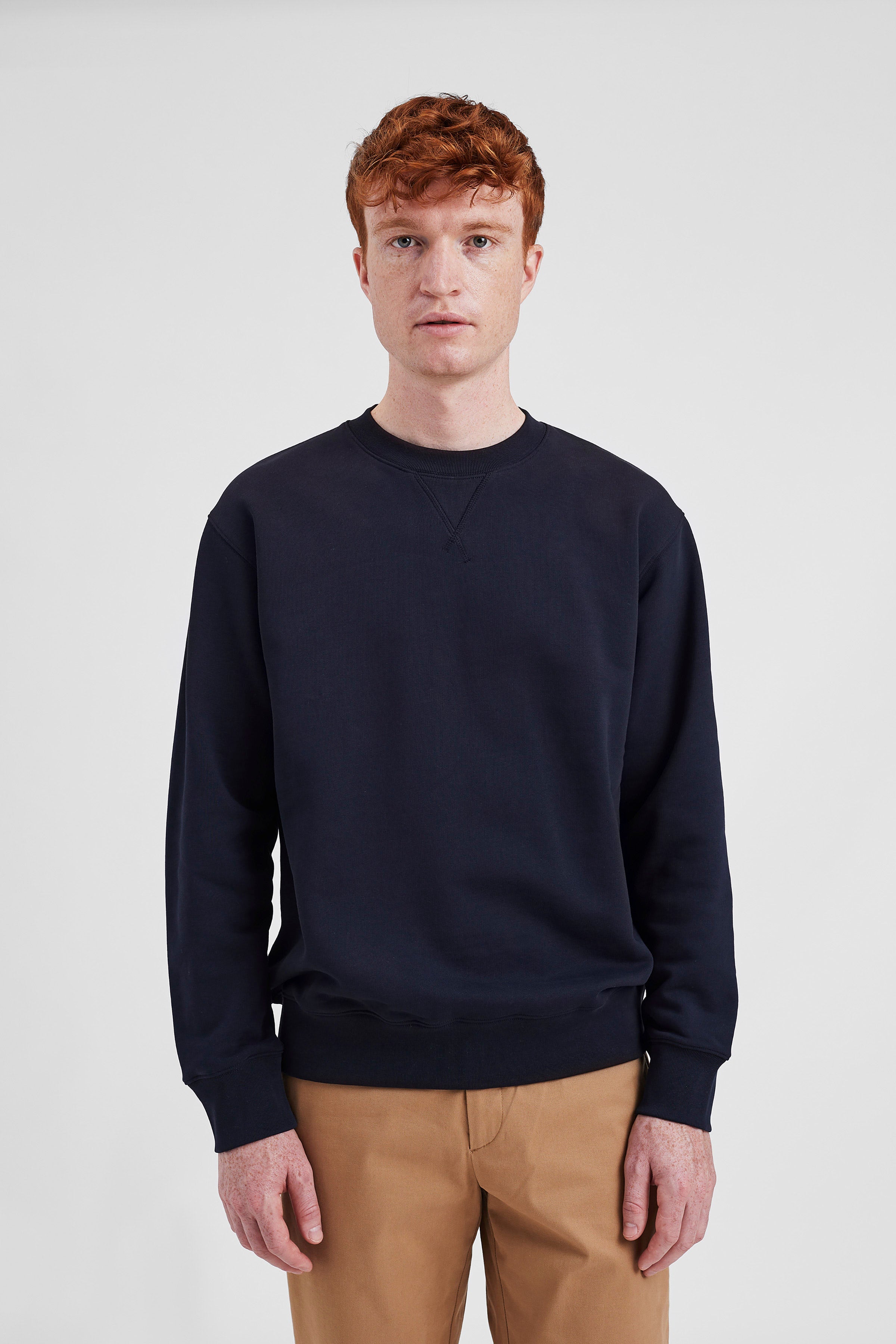 Sweatshirt - Il présente des manches montées, un gousset au centre sur le devant, un col, des poignets et un ourlet côtelés ainsi qu'une étiquette griffée à la couture latérale - Il présen… #2