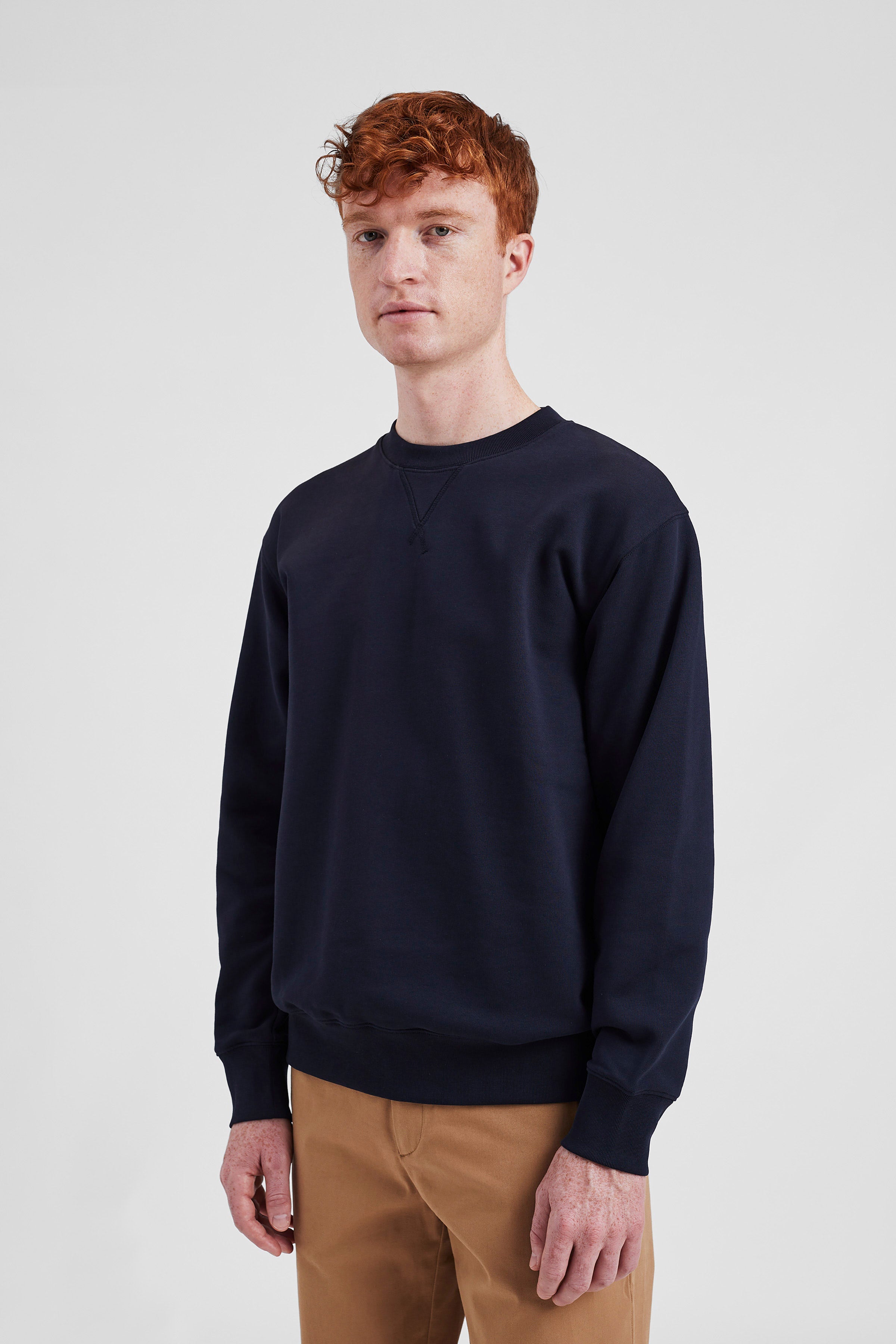 Sweatshirt - Il présente des manches montées, un gousset au centre sur le devant, un col, des poignets et un ourlet côtelés ainsi qu'une étiquette griffée à la couture latérale - Il présen… #2