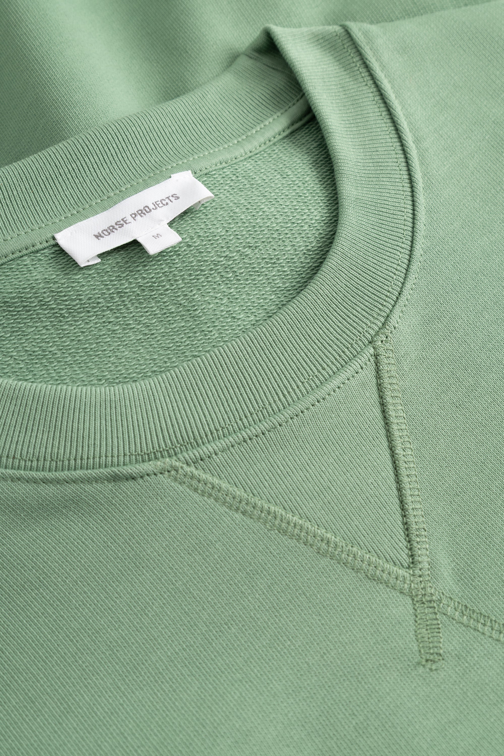 Sweat-shirt – Il est doté de manches montées, d’un gousset au milieu devant, d’un col, de poignets et d’un ourlet côtelés et d’une étiquette de marque à la couture latérale. #4