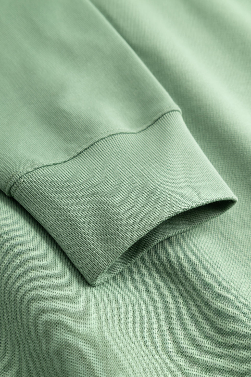 Sweat-shirt – Il est doté de manches montées, d’un gousset au milieu devant, d’un col, de poignets et d’un ourlet côtelés et d’une étiquette de marque à la couture latérale. #4