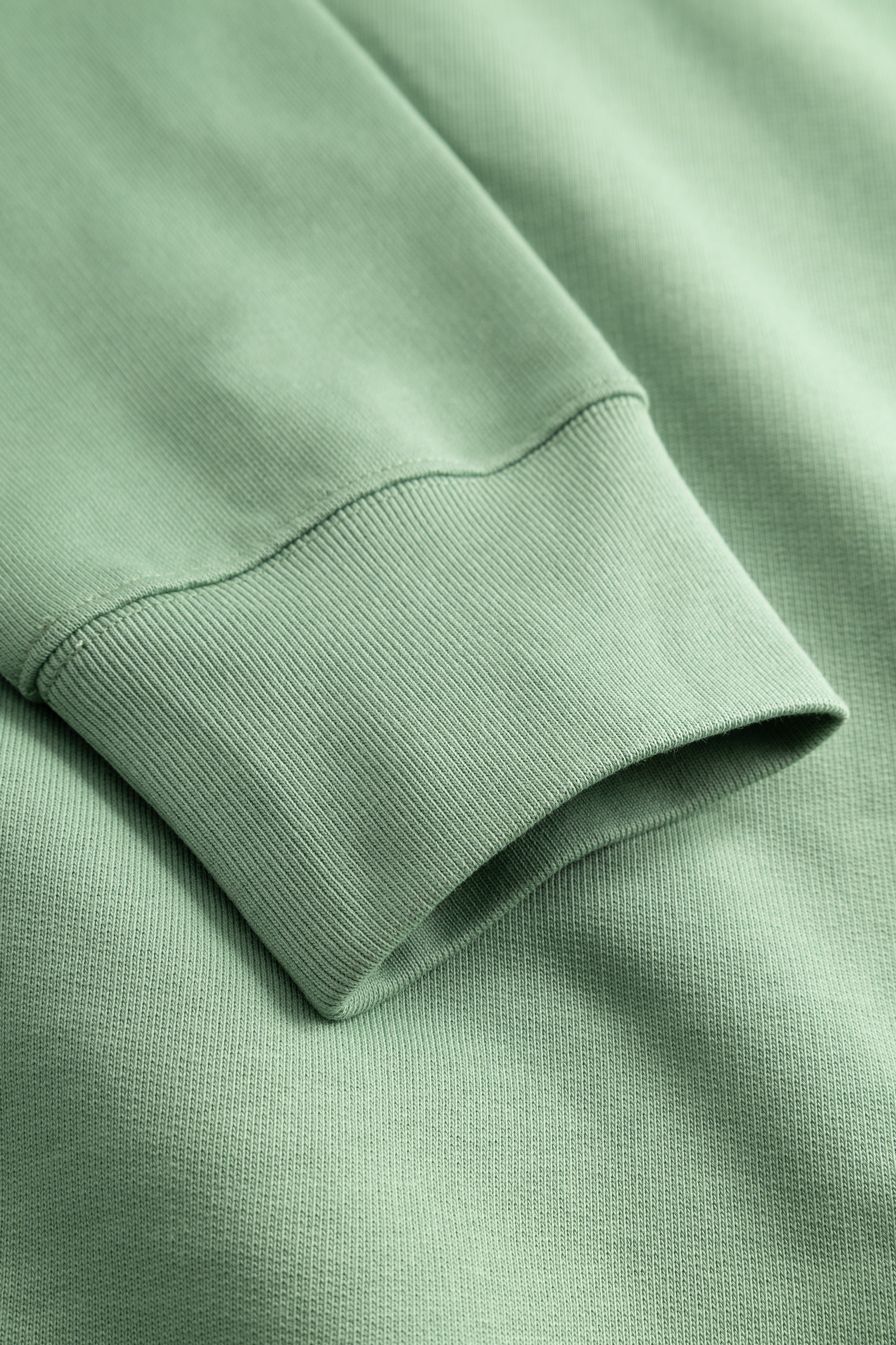 Sweat-shirt – Il est doté de manches montées, d’un gousset au milieu devant, d’un col, de poignets et d’un ourlet côtelés et d’une étiquette de marque à la couture latérale. #4