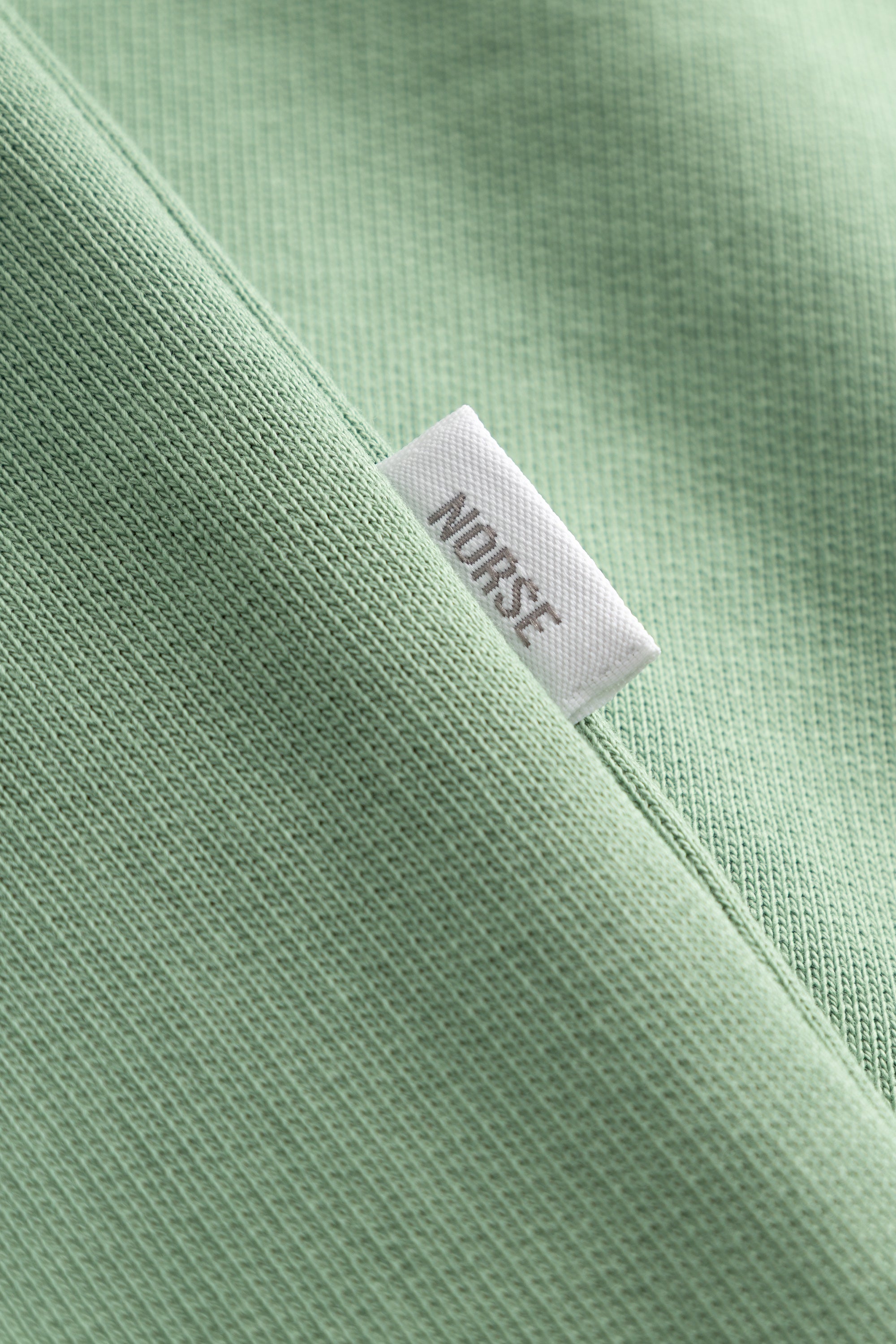 Sweat-shirt – Il est doté de manches montées, d’un gousset au milieu devant, d’un col, de poignets et d’un ourlet côtelés et d’une étiquette de marque à la couture latérale. #4