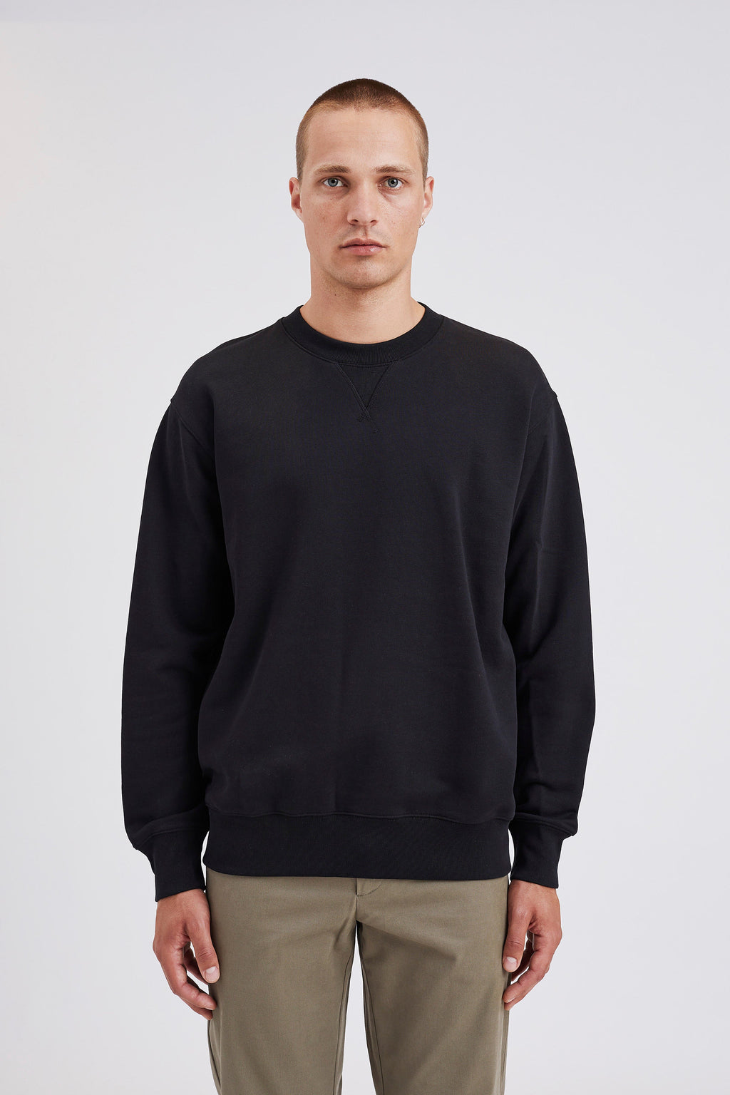 Sweat-shirt - Il présente des manches montées, un gousset sur le devant, un col, des poignets et un ourlet côtelés, ainsi qu'une étiquette de marque sur la couture latérale - Il présente… #5