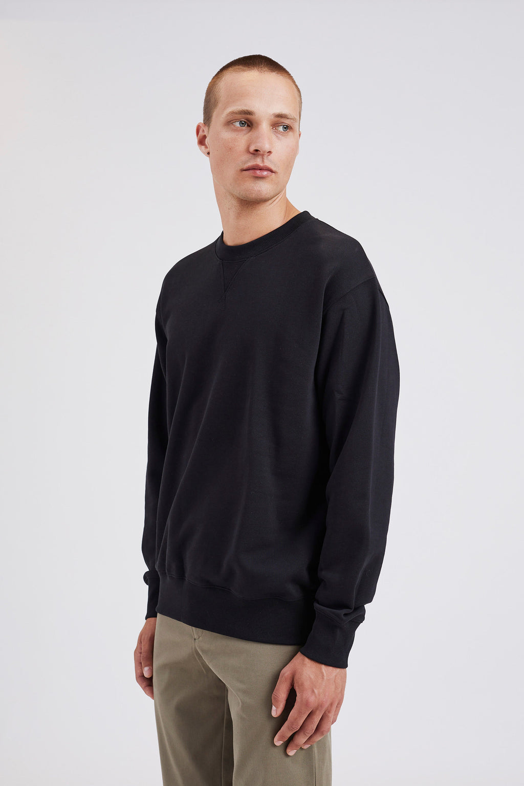 Sweat-shirt - Il présente des manches montées, un gousset sur le devant, un col, des poignets et un ourlet côtelés, ainsi qu'une étiquette de marque sur la couture latérale - Il présente… #5