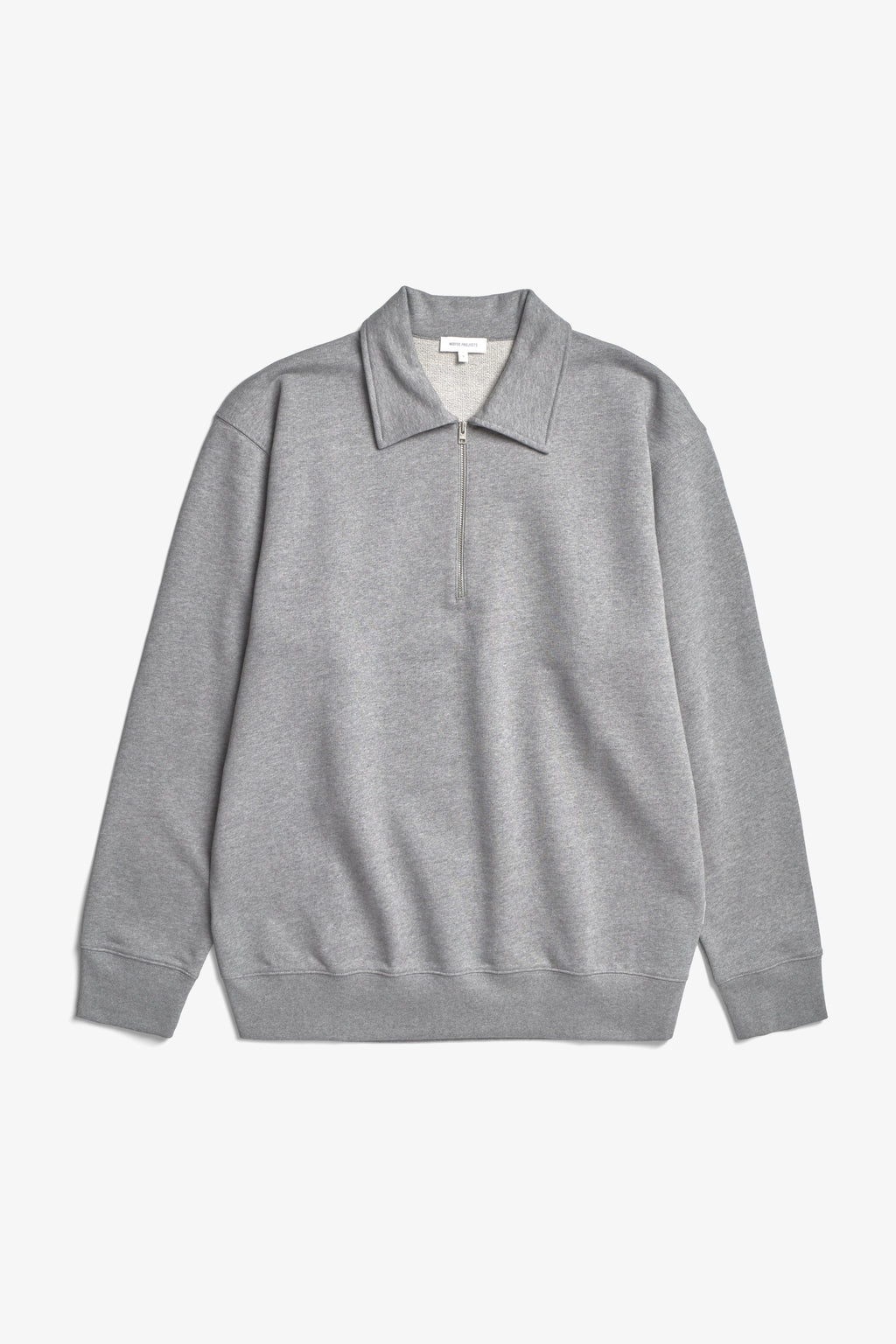 Sweat-shirt demi-zip – Il est doté de manches montées, d’un zip en métal griffé, d’un col, de poignets et d’un ourlet côtelés, et d’une étiquette griffée à la couture latérale – Il est doté…