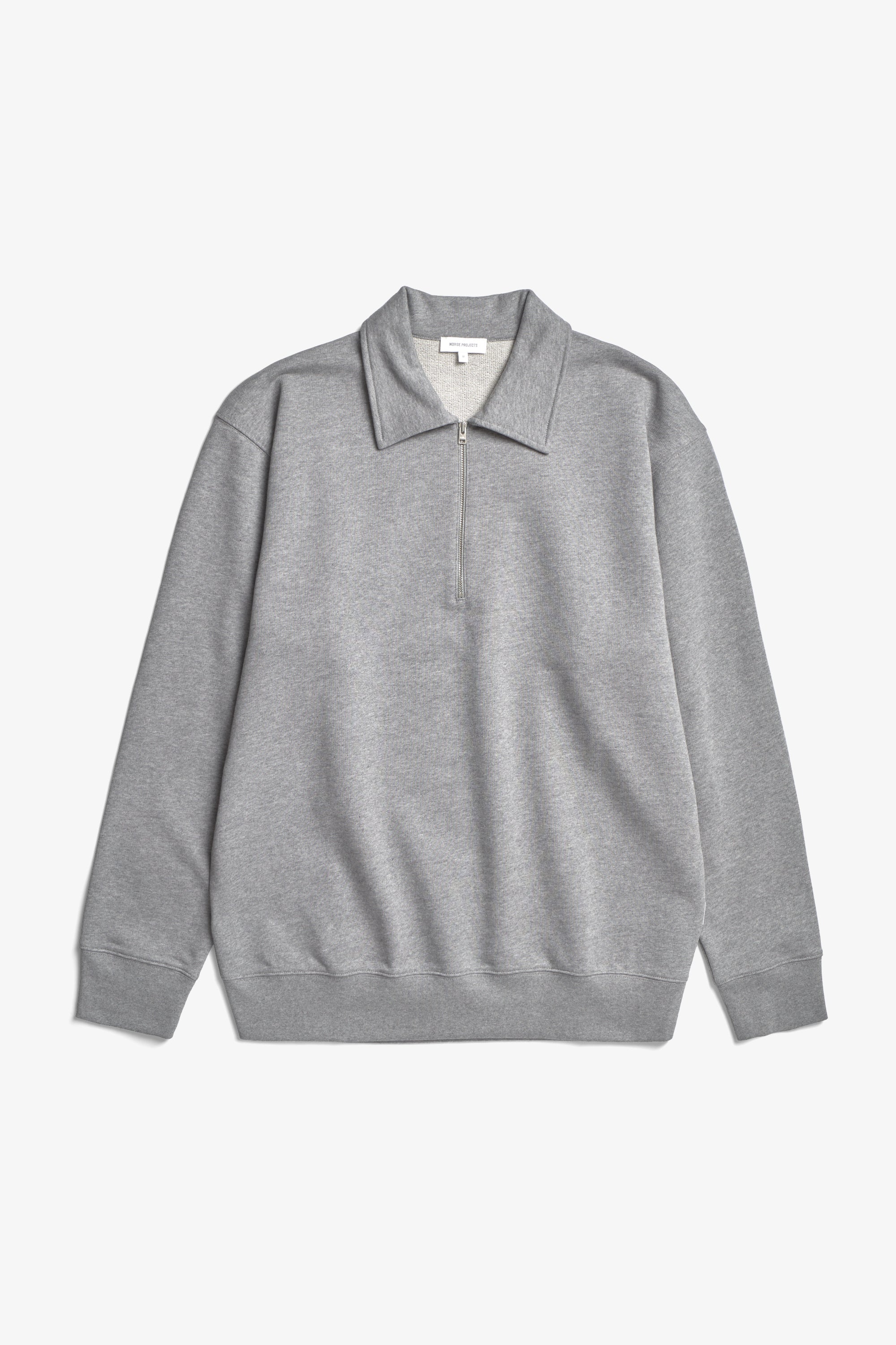 Sweat-shirt demi-zip – Il est doté de manches montées, d’un zip en métal griffé, d’un col, de poignets et d’un ourlet côtelés, et d’une étiquette griffée à la couture latérale – Il est doté…