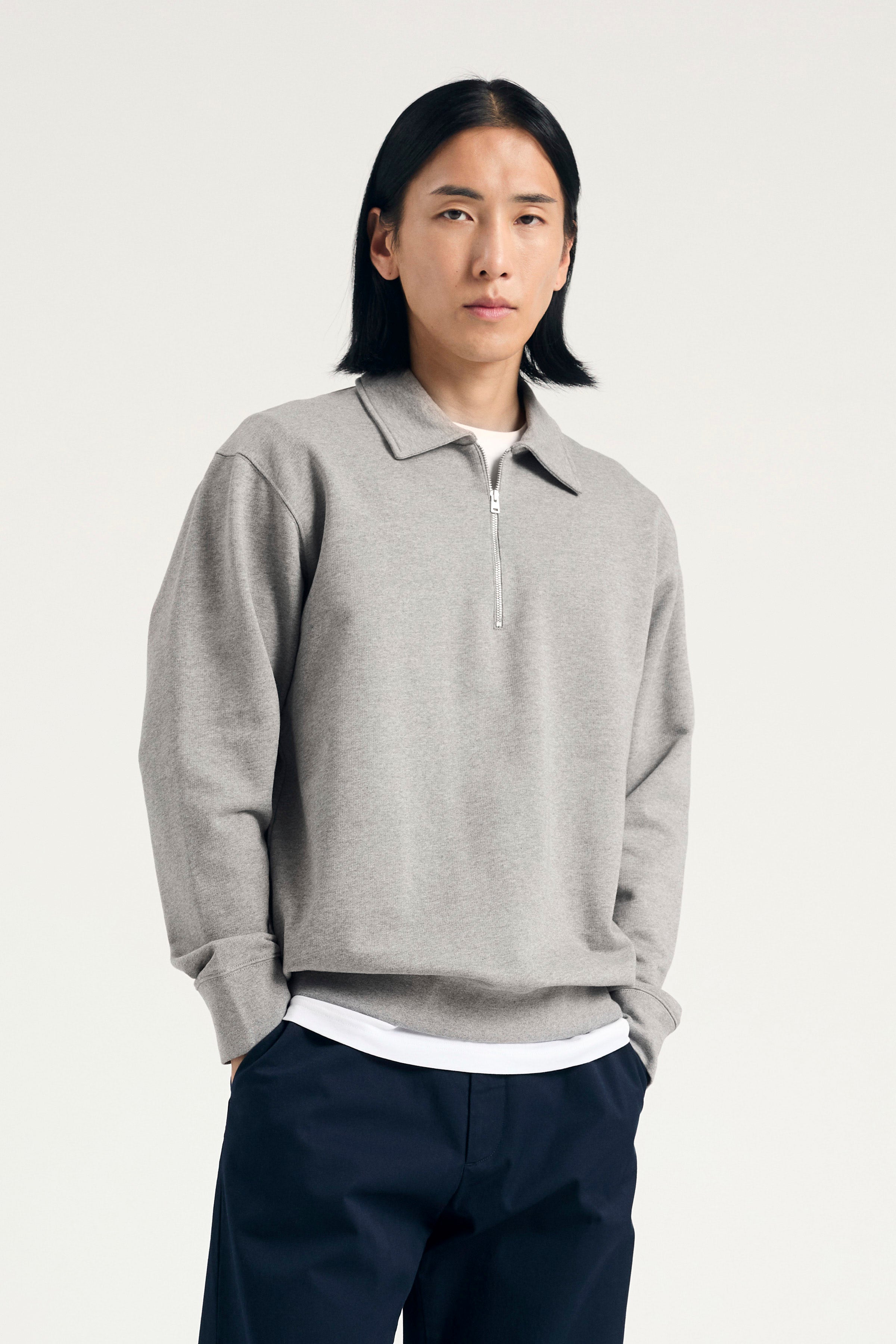 Sweat-shirt demi-zip – Il est doté de manches montées, d’un zip en métal griffé, d’un col, de poignets et d’un ourlet côtelés, et d’une étiquette griffée à la couture latérale – Il est doté…