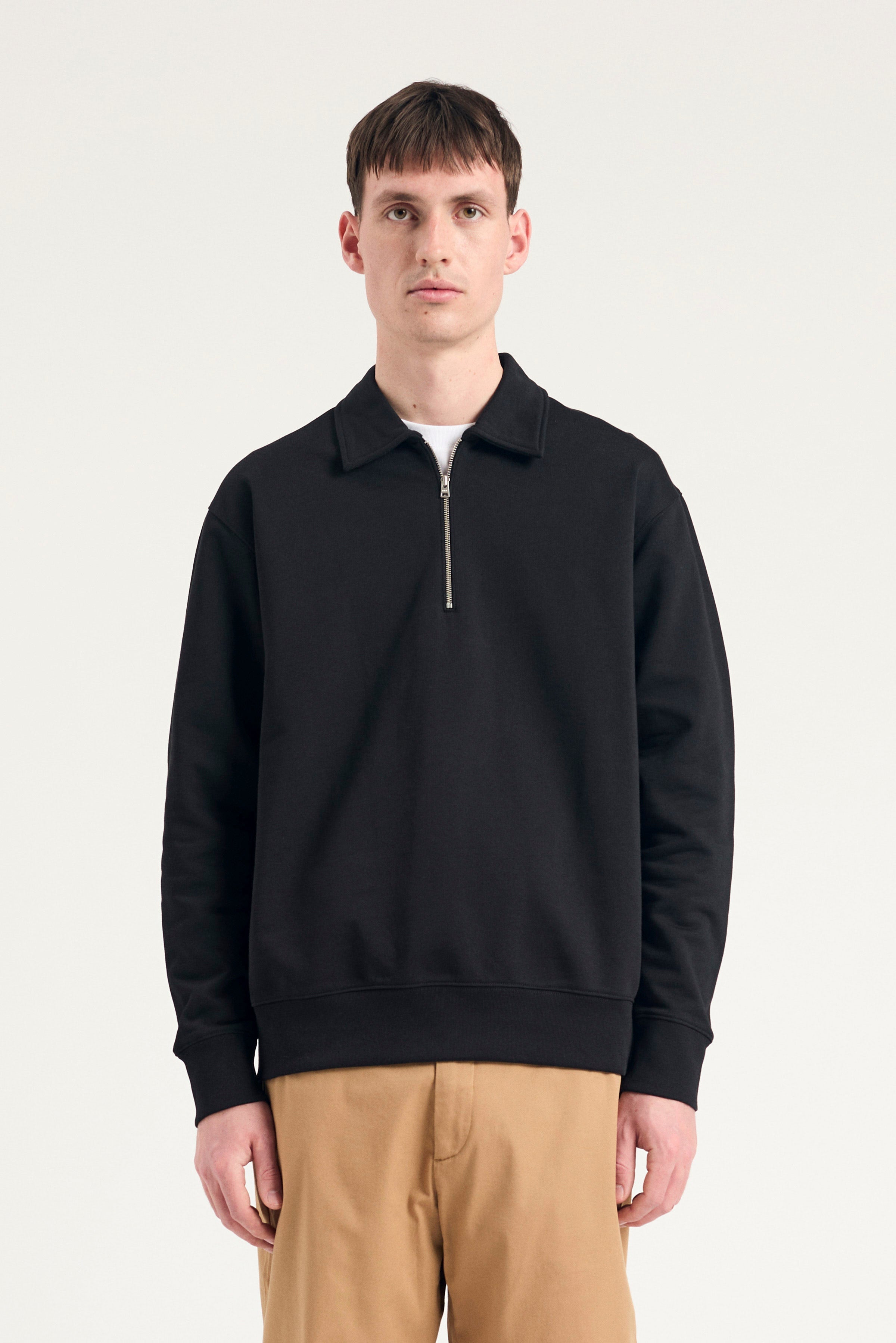 Sweat-shirt à demi-zip – Il est doté de manches montées, d'un zip métallique griffé, d'un col, de poignets et d'un ourlet côtelés, et d'une étiquette griffée à la couture latérale – Il est doté… #3
