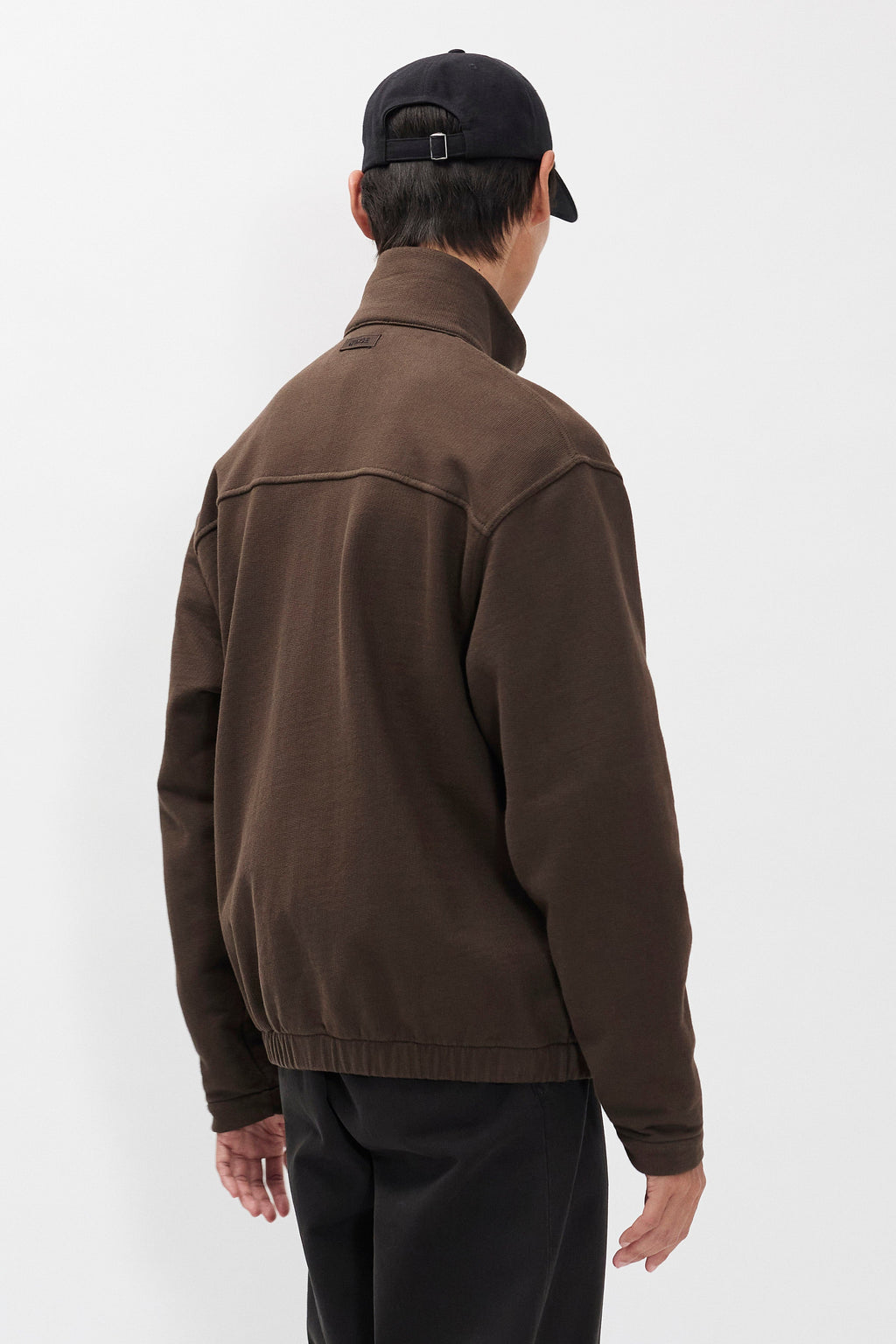 Veste de survêtement en molleton bio décontractée – Une veste de survêtement à la coupe décontractée avec manches montées, confectionnée en molleton de coton biologique épais.