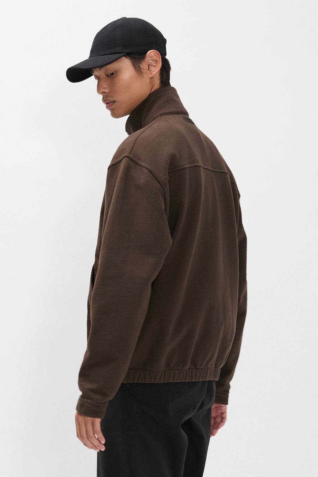 Veste de survêtement en molleton bio décontractée – Une veste de survêtement à la coupe décontractée avec manches montées, confectionnée en molleton de coton biologique épais.