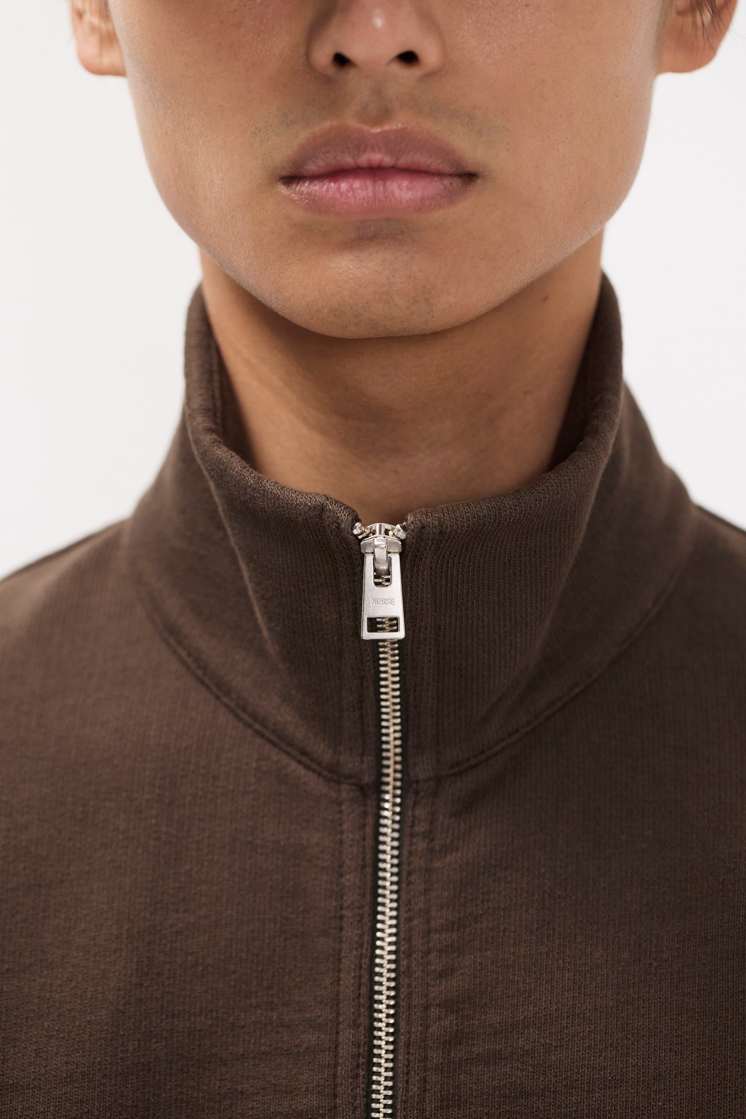 Veste de survêtement en molleton bio décontractée – Une veste de survêtement à la coupe décontractée avec manches montées, confectionnée en molleton de coton biologique épais.
