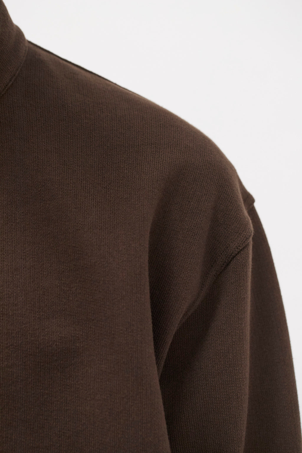 Veste de survêtement en molleton bio décontractée – Une veste de survêtement à la coupe décontractée avec manches montées, confectionnée en molleton de coton biologique épais.