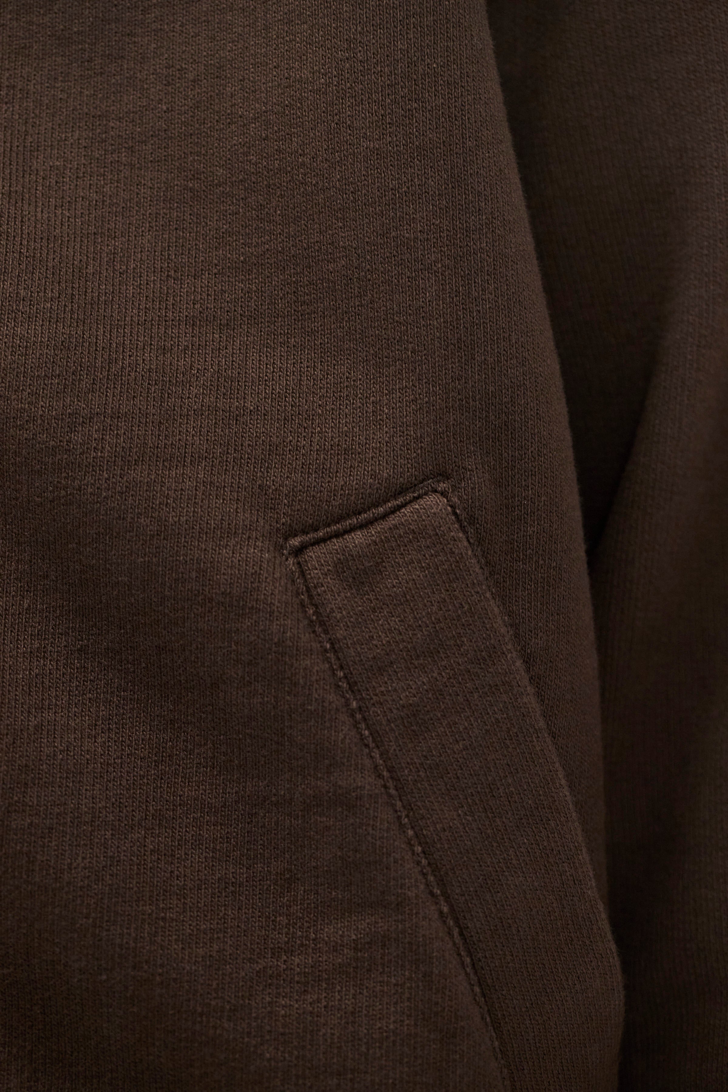 Veste de survêtement en molleton bio décontractée – Une veste de survêtement à la coupe décontractée avec manches montées, confectionnée en molleton de coton biologique épais.