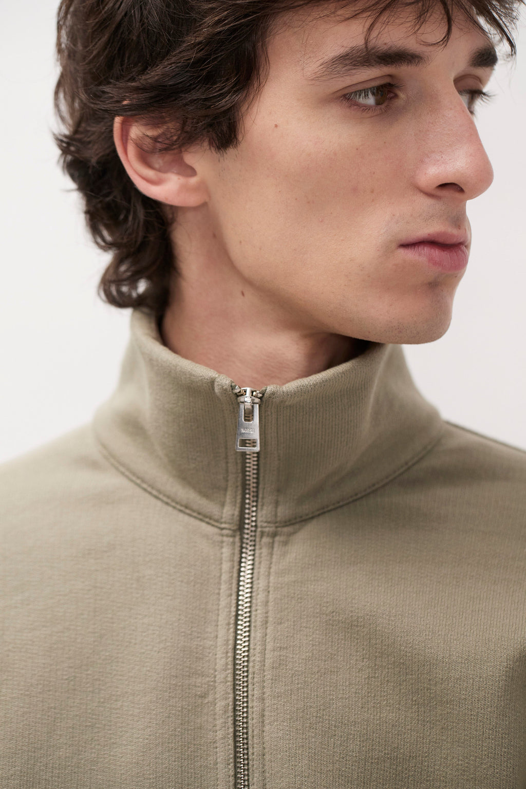 Veste de survêtement en molleton bouclette bio décontractée – Une veste de survêtement à coupe décontractée avec manches montées, confectionnée en molleton bouclette de coton bio épais