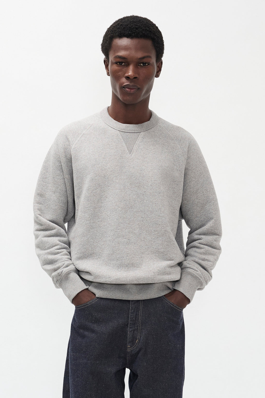 Sweat-shirt bouclé en tissu éponge décontracté - Un sweat-shirt à manches raglan de coupe décontractée confectionné dans un tissu bouclé en coton mélangé texturé spécial - Un sweat-shirt décontrac…