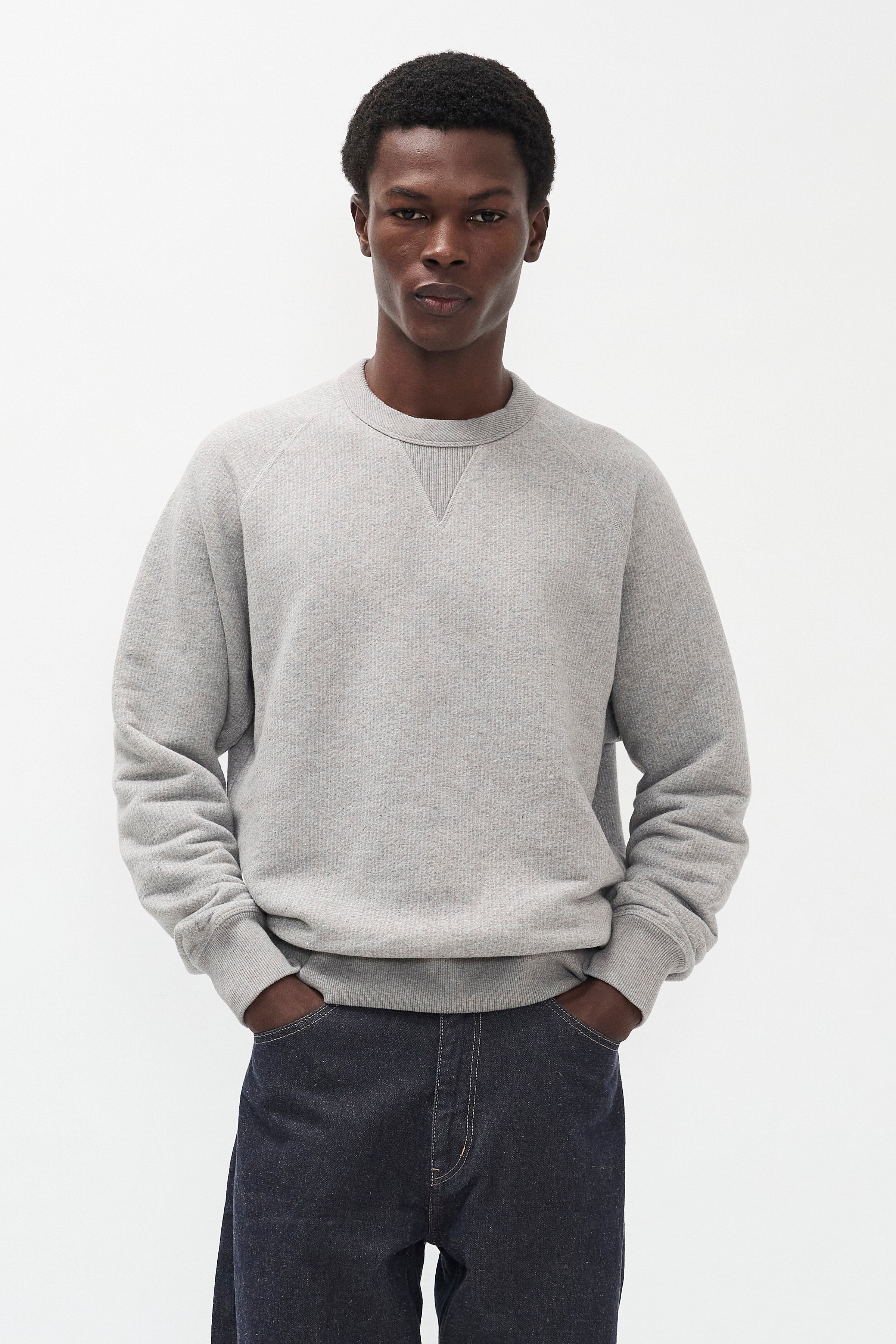 Sweat-shirt bouclé en tissu éponge décontracté - Un sweat-shirt à manches raglan de coupe décontractée confectionné dans un tissu bouclé en coton mélangé texturé spécial - Un sweat-shirt décontrac…