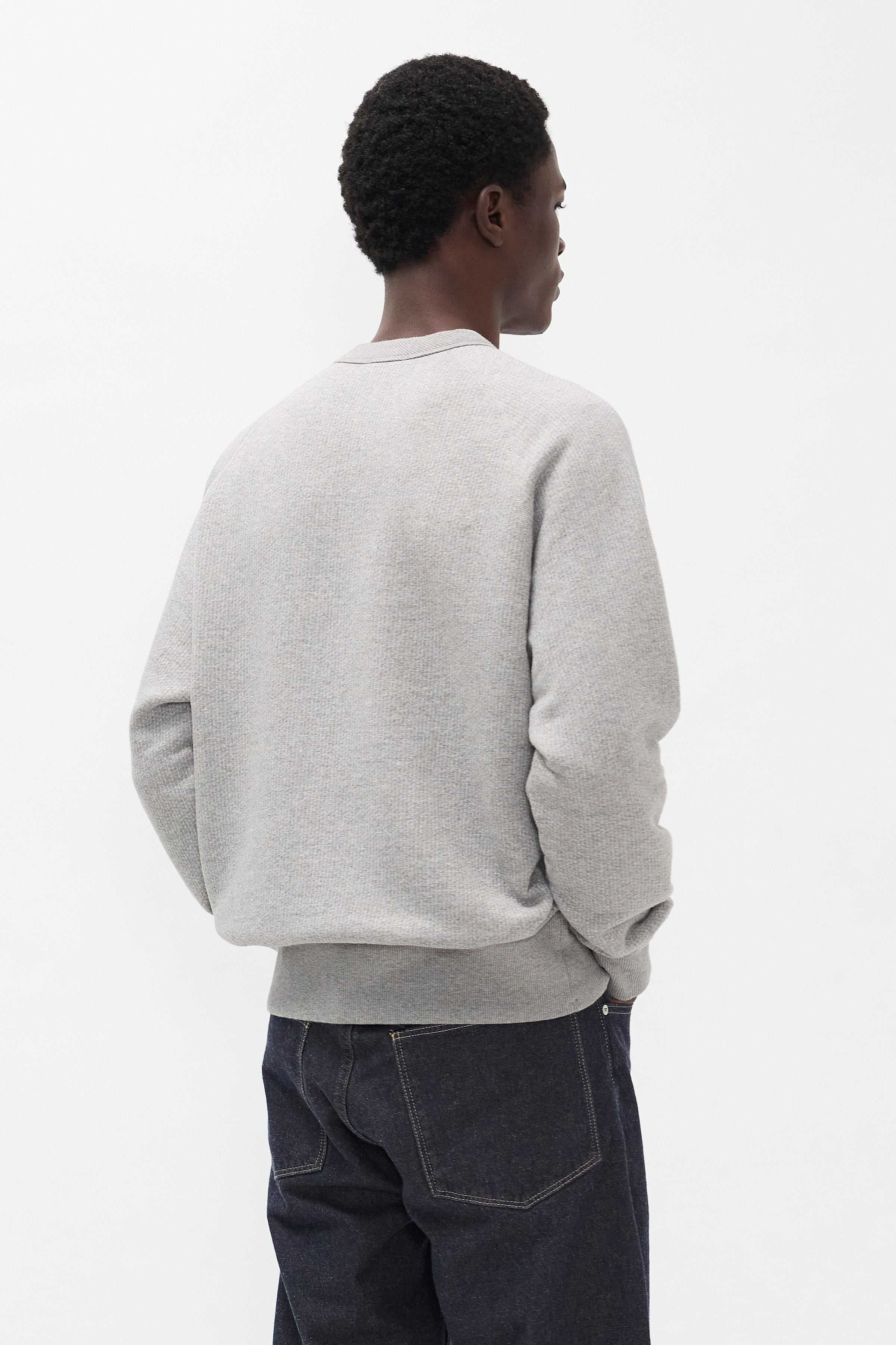Sweat-shirt bouclé en tissu éponge décontracté - Un sweat-shirt à manches raglan de coupe décontractée confectionné dans un tissu bouclé en coton mélangé texturé spécial - Un sweat-shirt décontrac…