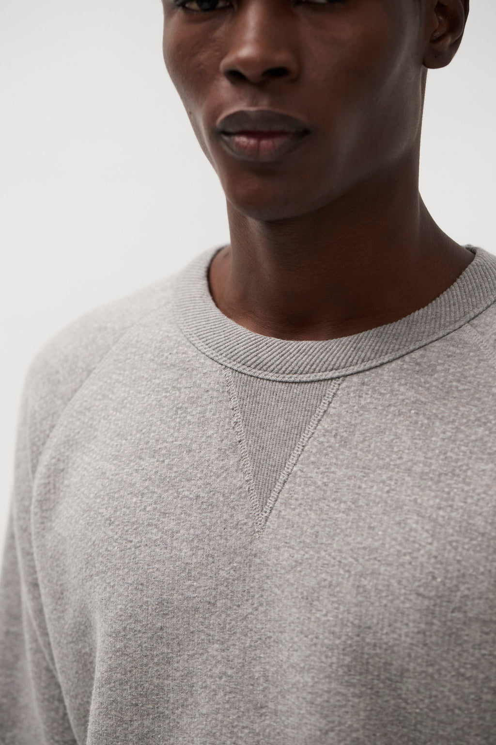 Sweat-shirt bouclé en tissu éponge décontracté - Un sweat-shirt à manches raglan de coupe décontractée confectionné dans un tissu bouclé en coton mélangé texturé spécial - Un sweat-shirt décontrac…