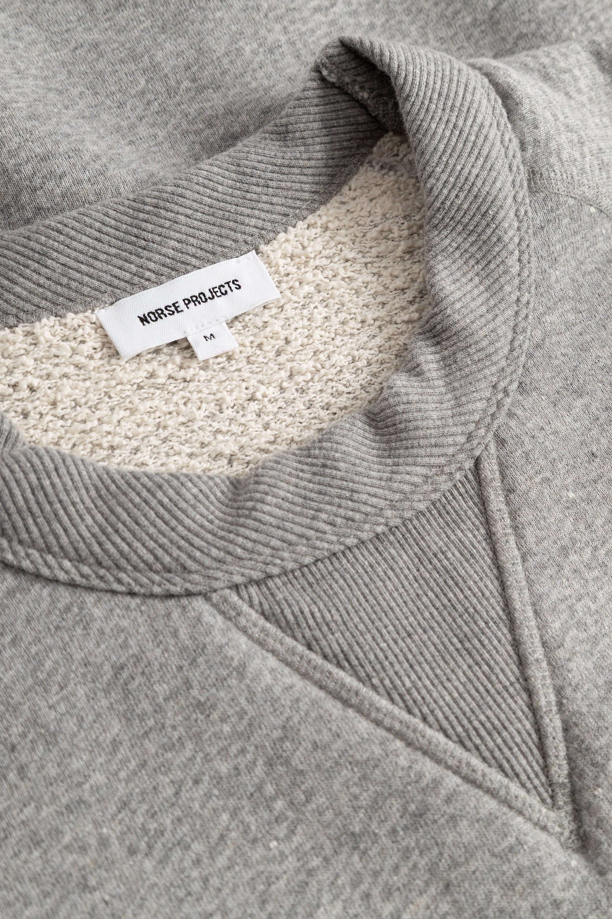 Sweat-shirt bouclé en tissu éponge décontracté - Un sweat-shirt à manches raglan de coupe décontractée confectionné dans un tissu bouclé en coton mélangé texturé spécial - Un sweat-shirt décontrac…