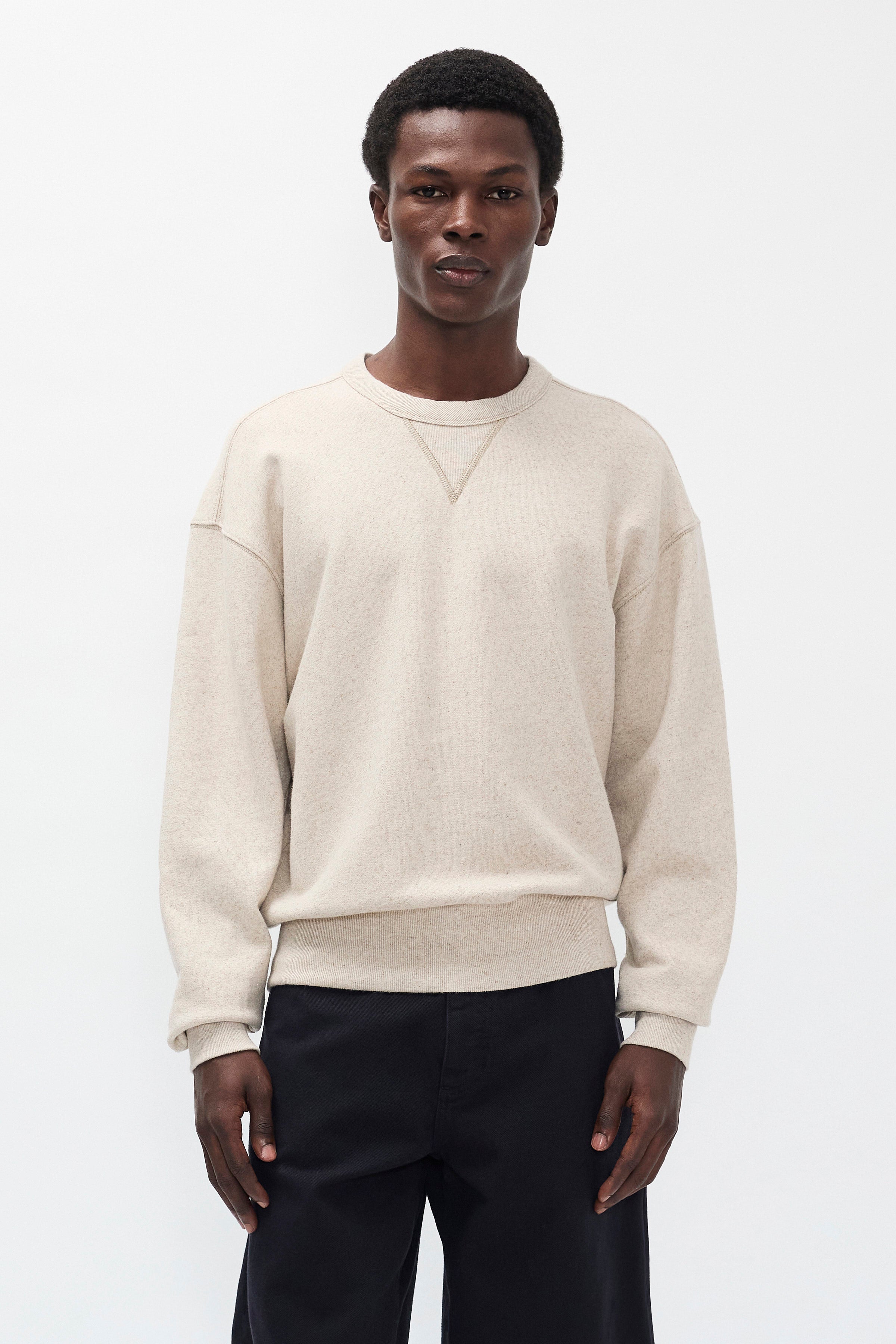 Sweat-shirt en coton et lin à envers bouclé – Un sweat-shirt décontracté teint en pièce, confectionné dans un mélange de coton et de lin à envers bouclé – Un sweat-shirt décontracté tei…