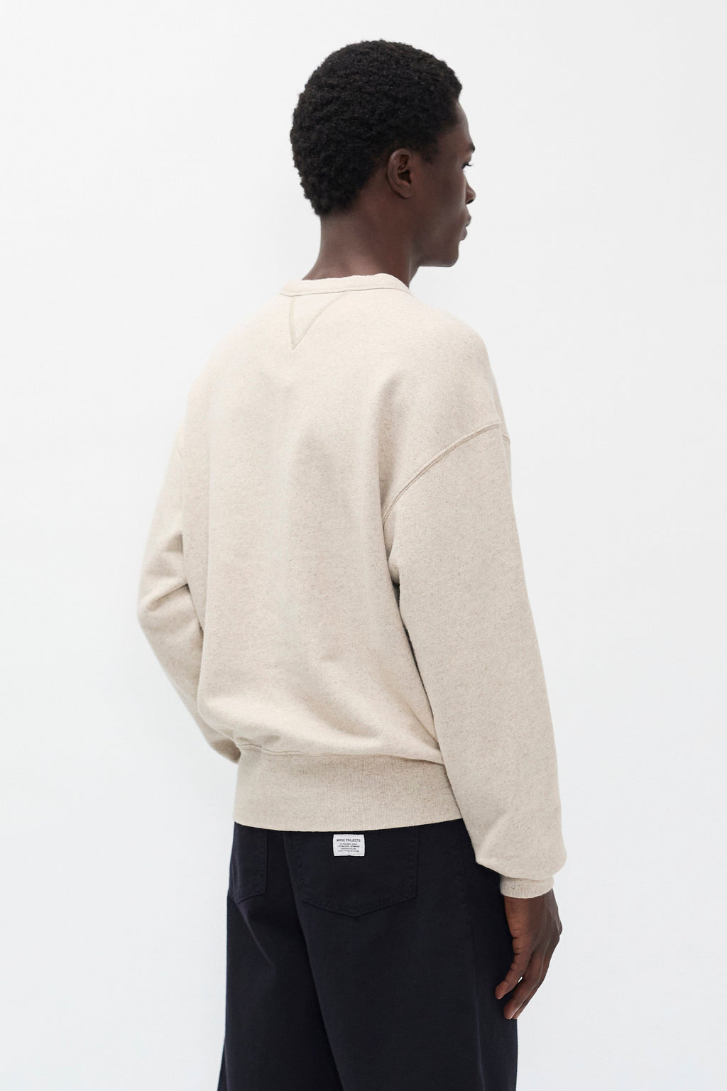 Sweat-shirt en coton et lin à envers bouclé – Un sweat-shirt décontracté teint en pièce, confectionné dans un mélange de coton et de lin à envers bouclé – Un sweat-shirt décontracté tei…