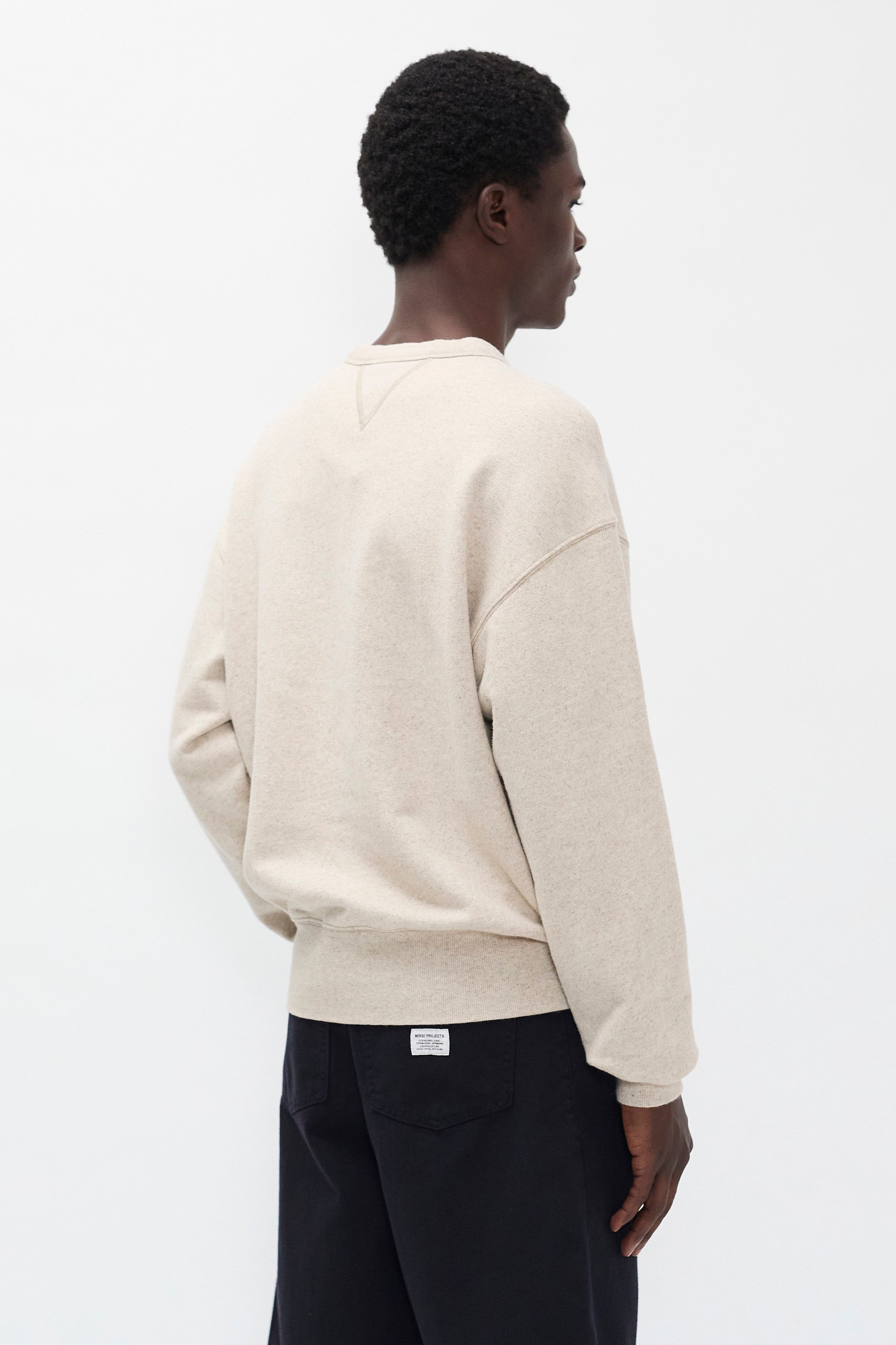 Sweat-shirt en coton et lin à envers bouclé – Un sweat-shirt décontracté teint en pièce, confectionné dans un mélange de coton et de lin à envers bouclé – Un sweat-shirt décontracté tei…