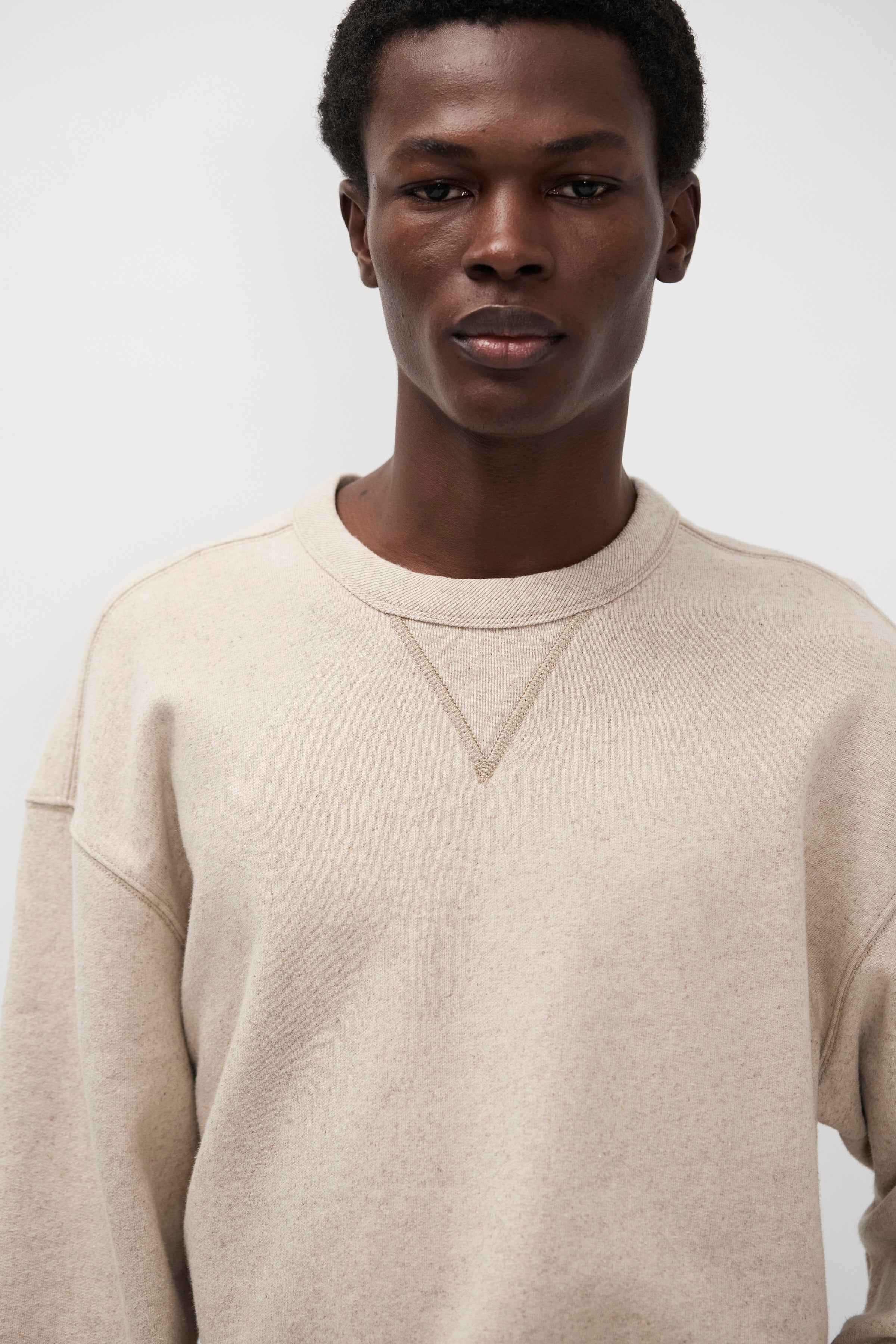 Sweat-shirt en coton et lin à envers bouclé – Un sweat-shirt décontracté teint en pièce, confectionné dans un mélange de coton et de lin à envers bouclé – Un sweat-shirt décontracté tei…