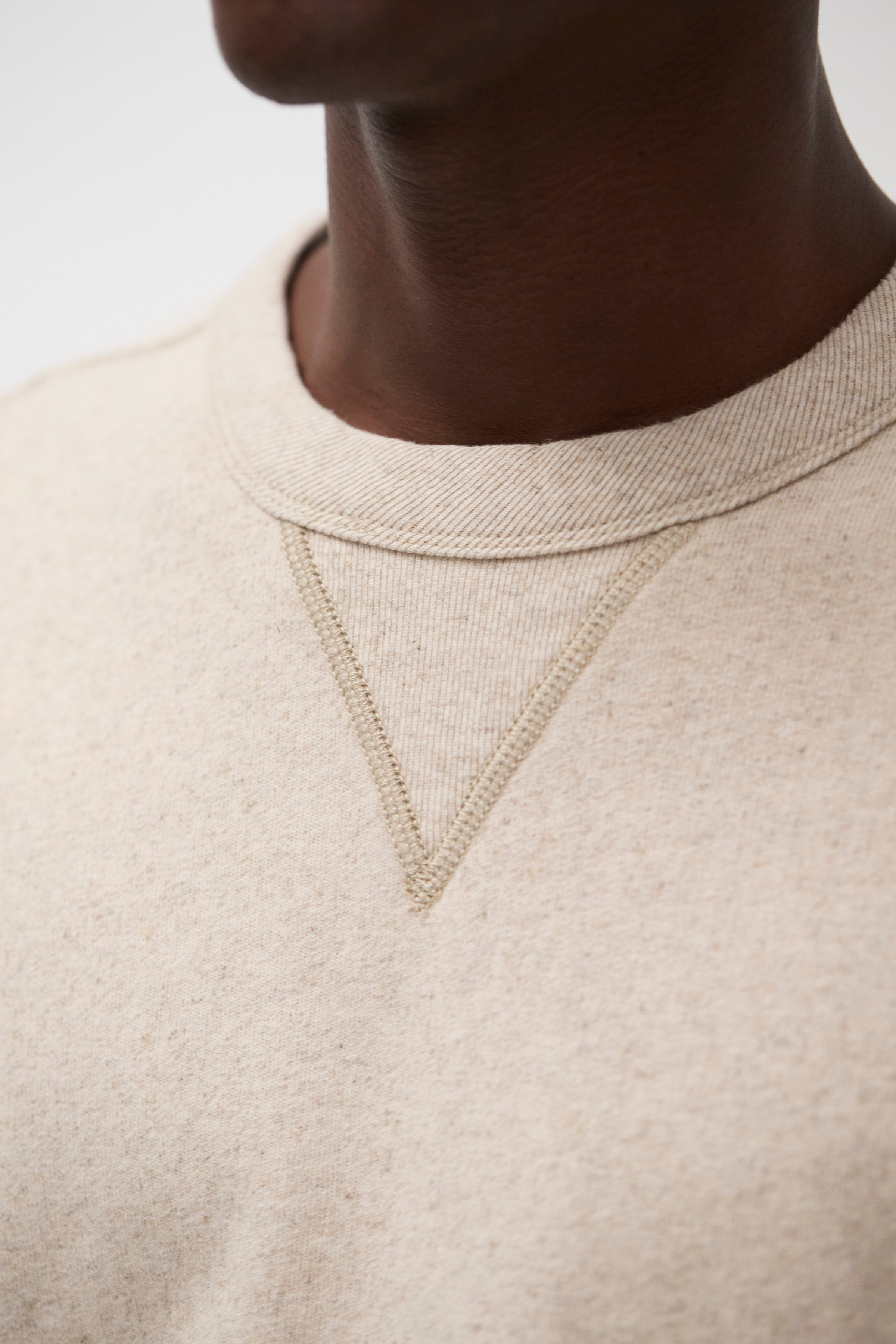 Sweat-shirt en coton et lin à envers bouclé – Un sweat-shirt décontracté teint en pièce, confectionné dans un mélange de coton et de lin à envers bouclé – Un sweat-shirt décontracté tei…