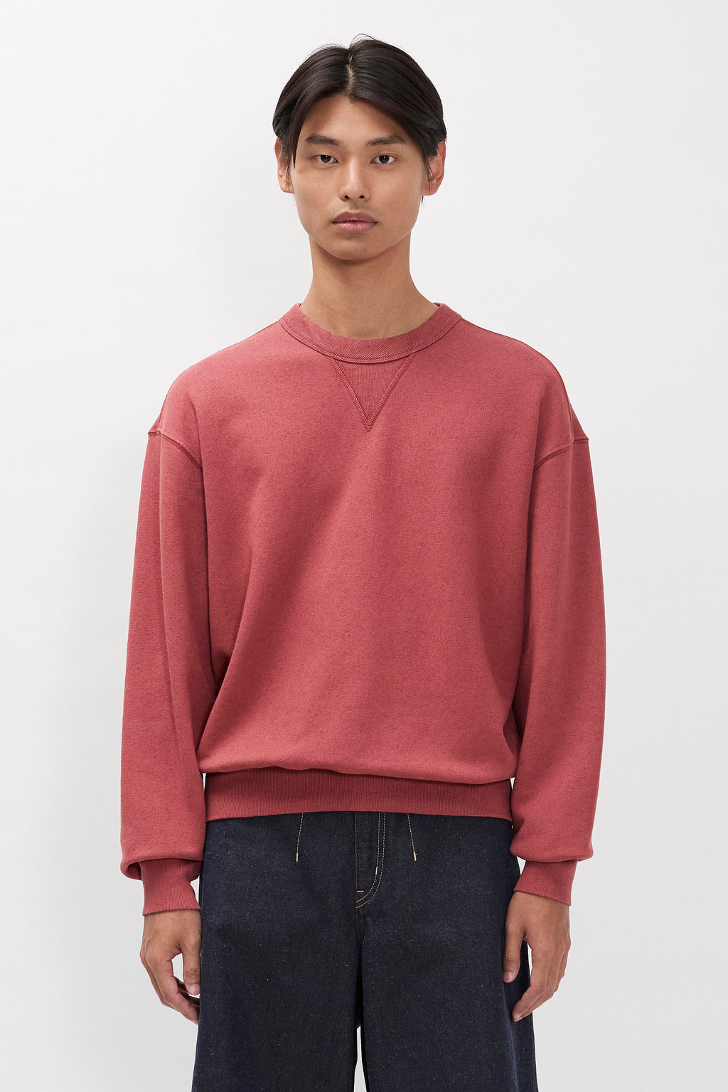 Sweatshirt en coton et lin bouclé - Un sweatshirt décontracté teint en pièce, confectionné dans un mélange de coton et de lin bouclé - Il présente des manches montées…