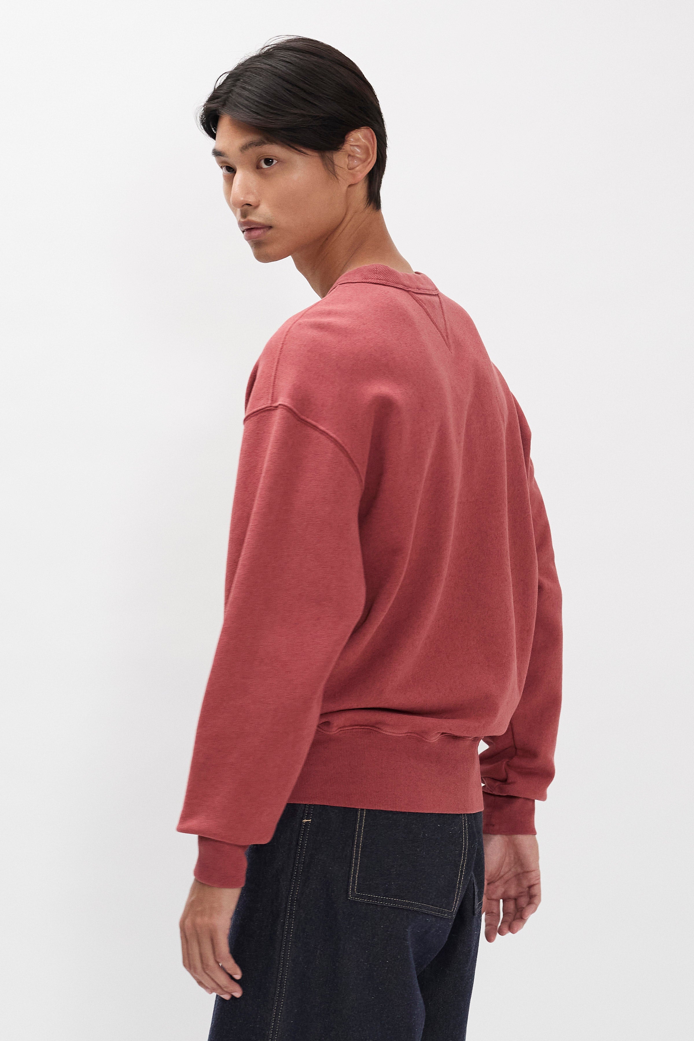 Sweatshirt en coton et lin bouclé - Un sweatshirt décontracté teint en pièce, confectionné dans un mélange de coton et de lin bouclé - Il présente des manches montées…
