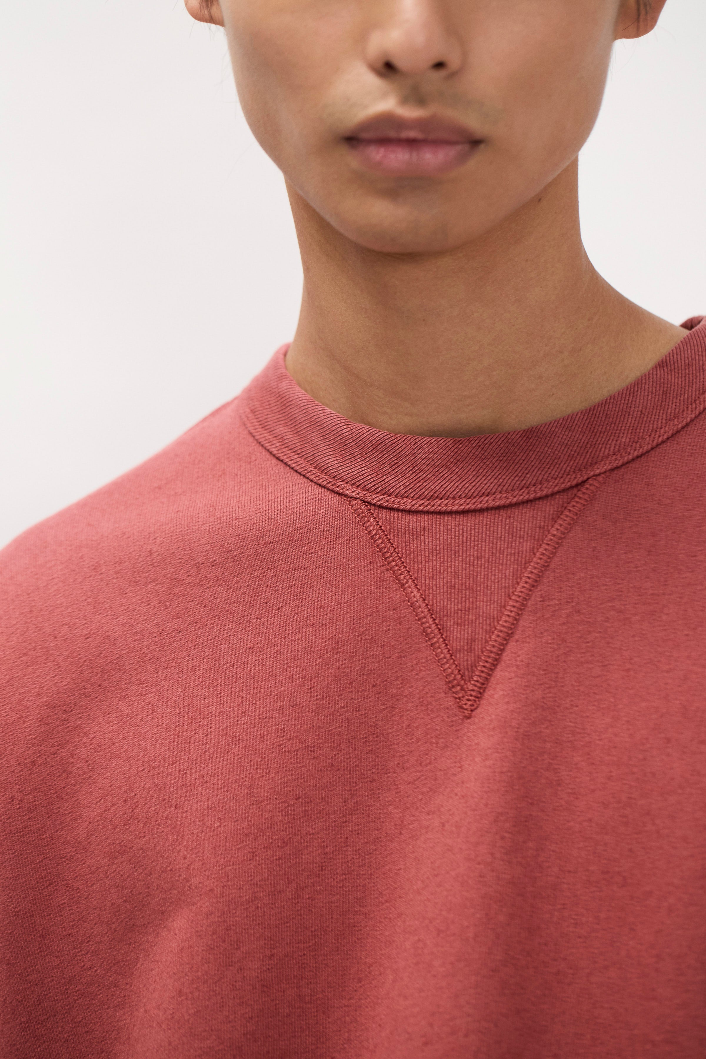 Sweatshirt en coton et lin bouclé - Un sweatshirt décontracté teint en pièce, confectionné dans un mélange de coton et de lin bouclé - Il présente des manches montées…