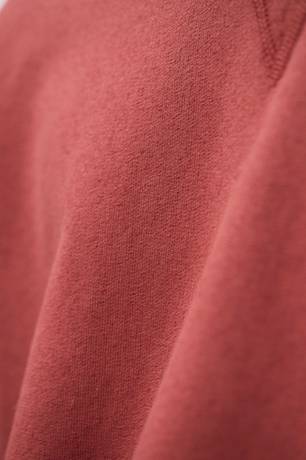 Sweatshirt en coton et lin bouclé - Un sweatshirt décontracté teint en pièce, confectionné dans un mélange de coton et de lin bouclé - Il présente des manches montées…