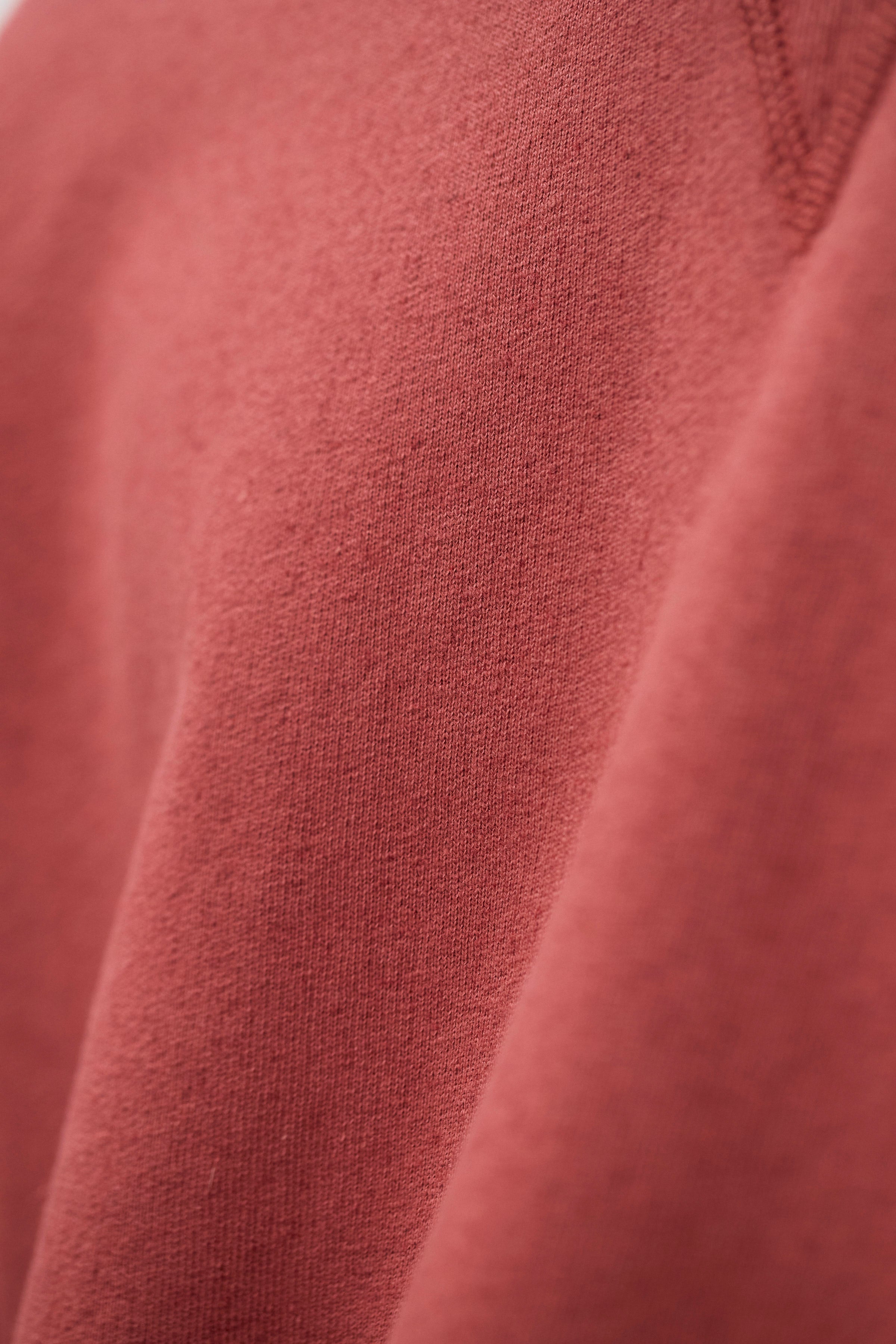 Sweatshirt en coton et lin bouclé - Un sweatshirt décontracté teint en pièce, confectionné dans un mélange de coton et de lin bouclé - Il présente des manches montées…