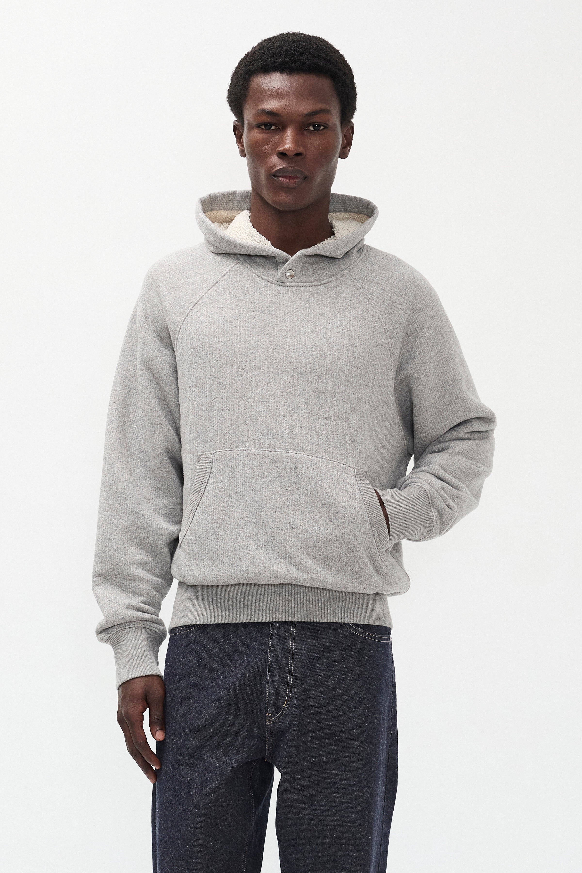 Sweat à capuche en tissu éponge bouclette relaxé - Un sweat à capuche à manches raglan de coupe décontractée confectionné dans un mélange de coton texturé spécial en tissu éponge bouclette - Un rel…