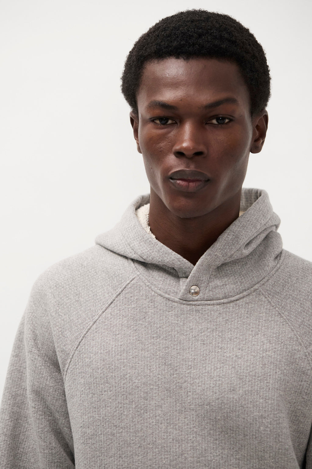 Sweat à capuche en tissu éponge bouclette relaxé - Un sweat à capuche à manches raglan de coupe décontractée confectionné dans un mélange de coton texturé spécial en tissu éponge bouclette - Un rel…