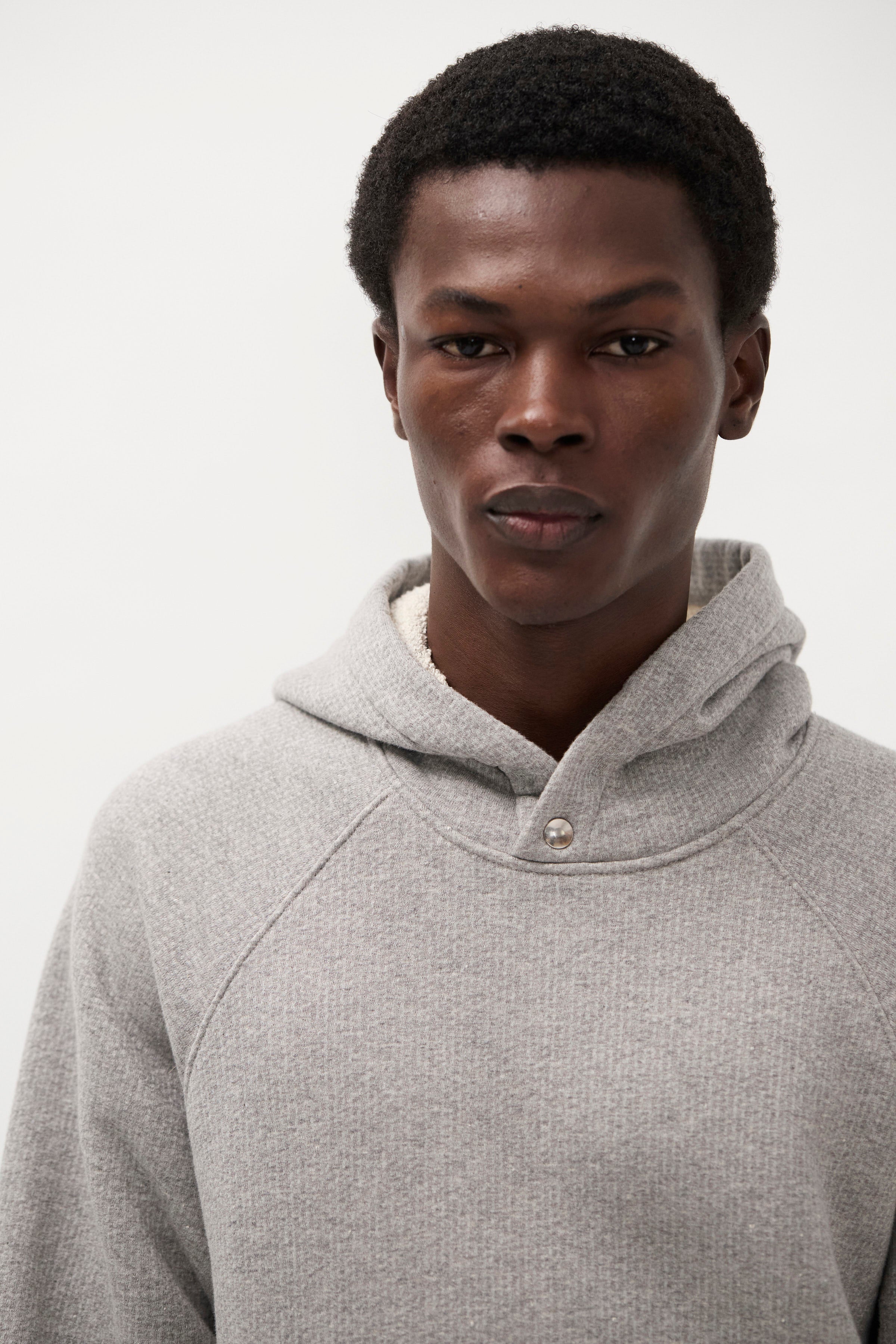 Sweat à capuche en tissu éponge bouclette relaxé - Un sweat à capuche à manches raglan de coupe décontractée confectionné dans un mélange de coton texturé spécial en tissu éponge bouclette - Un rel…