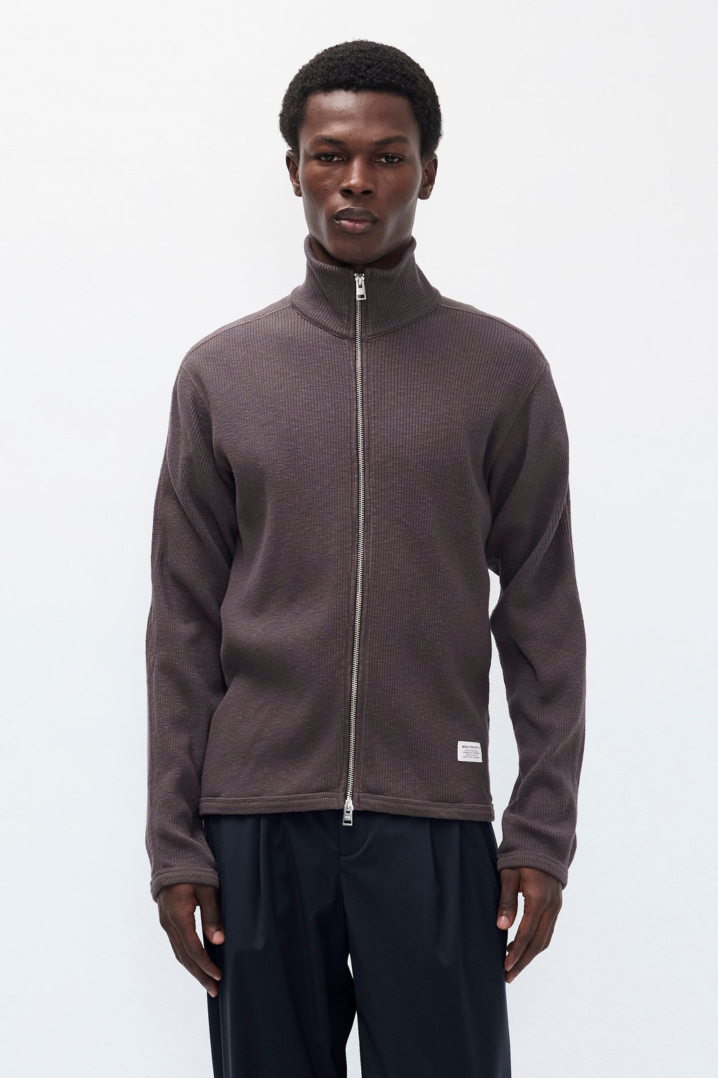 Cardigan zippé côtelé militaire – Un cardigan zippé à la coupe décontractée, inspiré des sous-vêtements thermiques militaires, confectionné dans un jersey de coton côtelé de 440 g/m² – Une coupe décontractée…