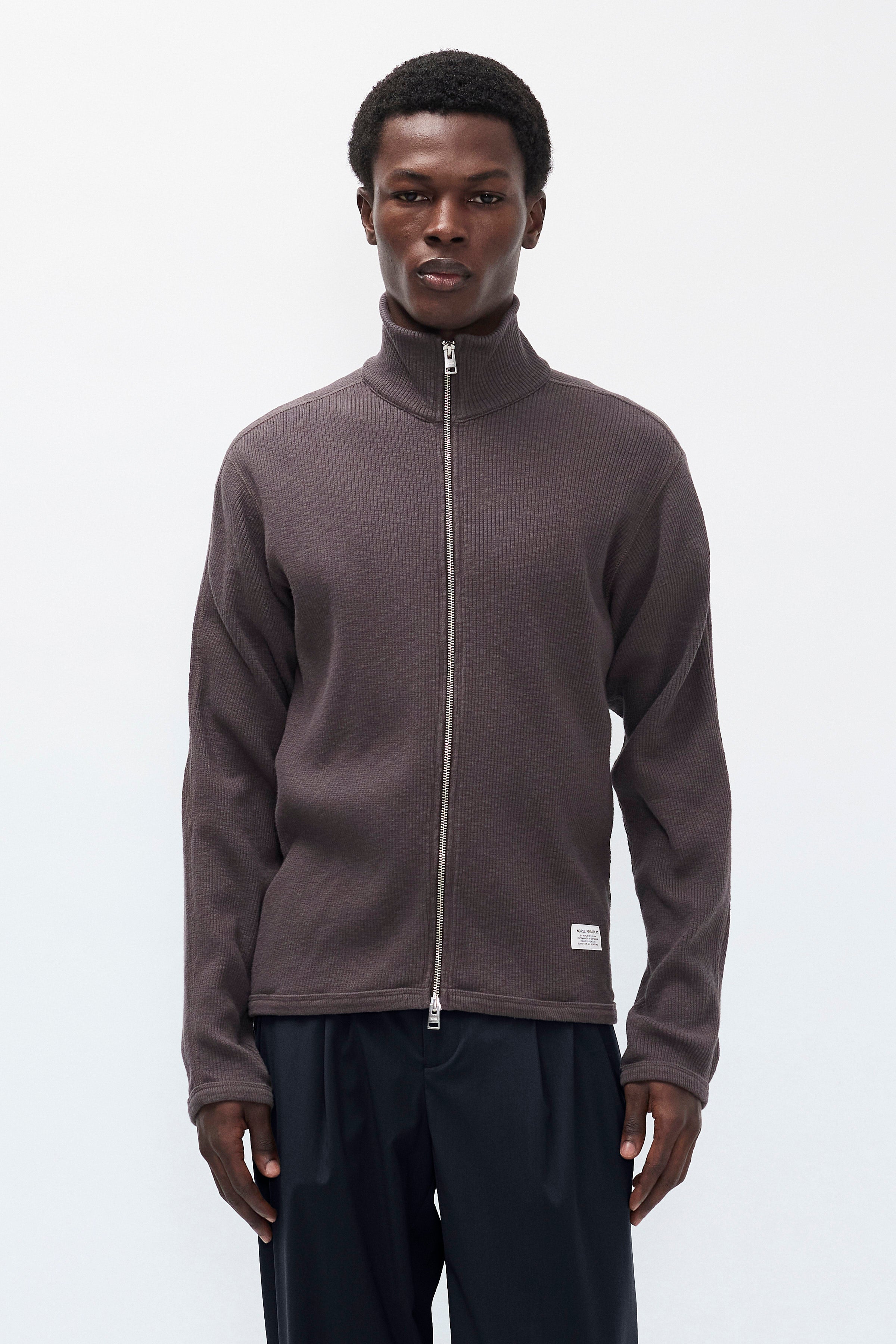 Cardigan zippé côtelé militaire – Un cardigan zippé à la coupe décontractée, inspiré des sous-vêtements thermiques militaires, confectionné dans un jersey de coton côtelé de 440 g/m² – Une coupe décontractée…