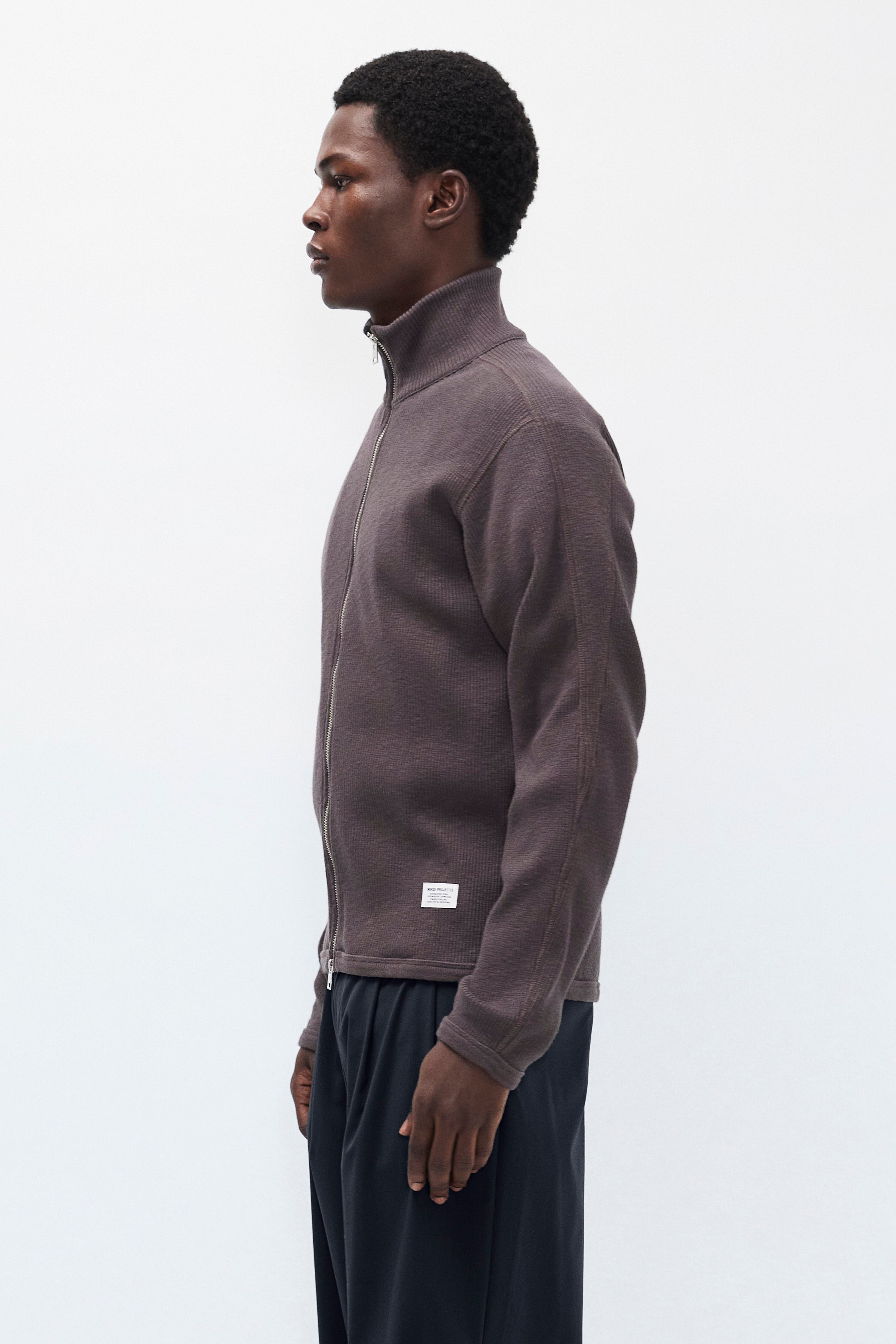 Cardigan zippé côtelé militaire – Un cardigan zippé à la coupe décontractée, inspiré des sous-vêtements thermiques militaires, confectionné dans un jersey de coton côtelé de 440 g/m² – Une coupe décontractée…