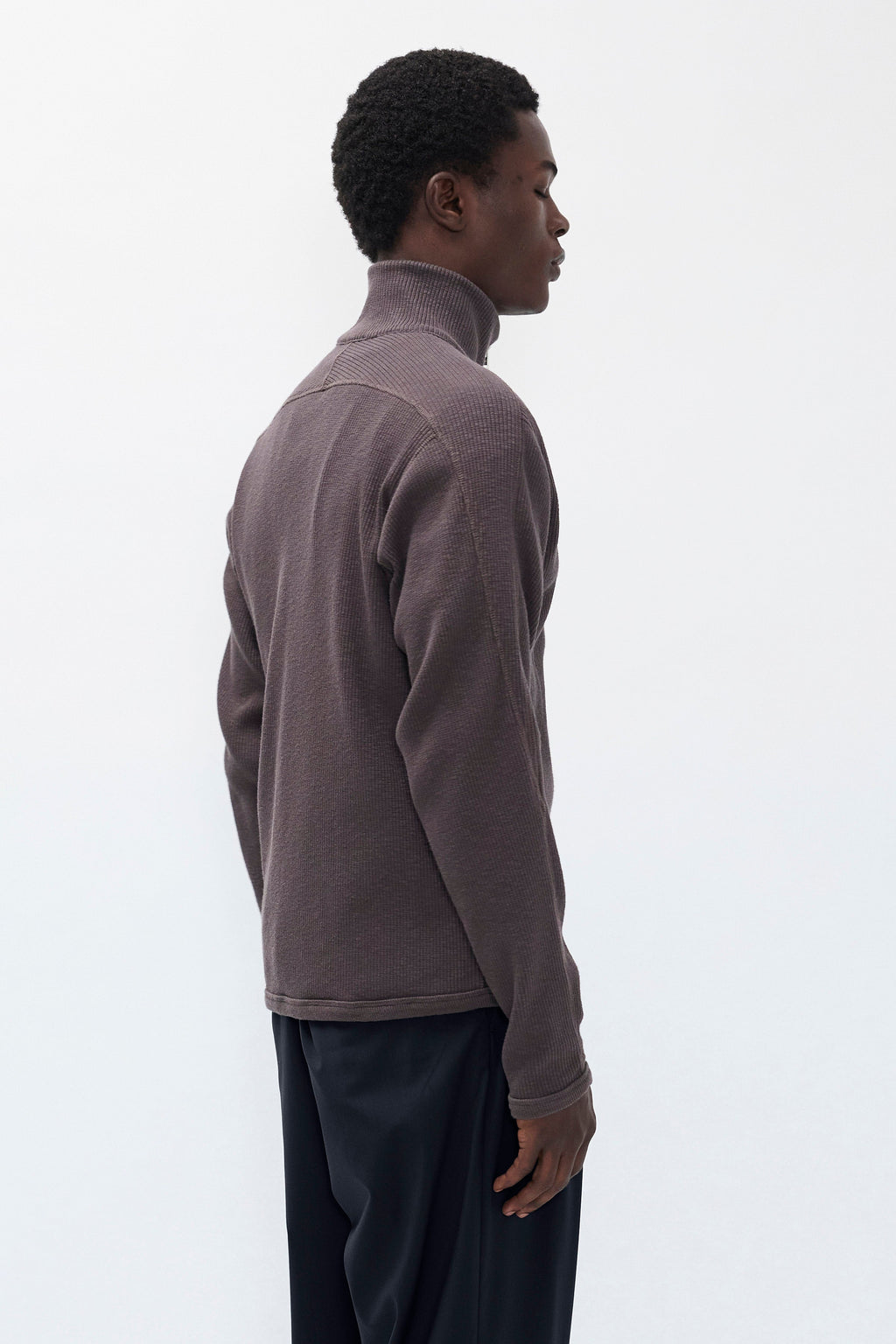 Cardigan zippé côtelé militaire – Un cardigan zippé à la coupe décontractée, inspiré des sous-vêtements thermiques militaires, confectionné dans un jersey de coton côtelé de 440 g/m² – Une coupe décontractée…