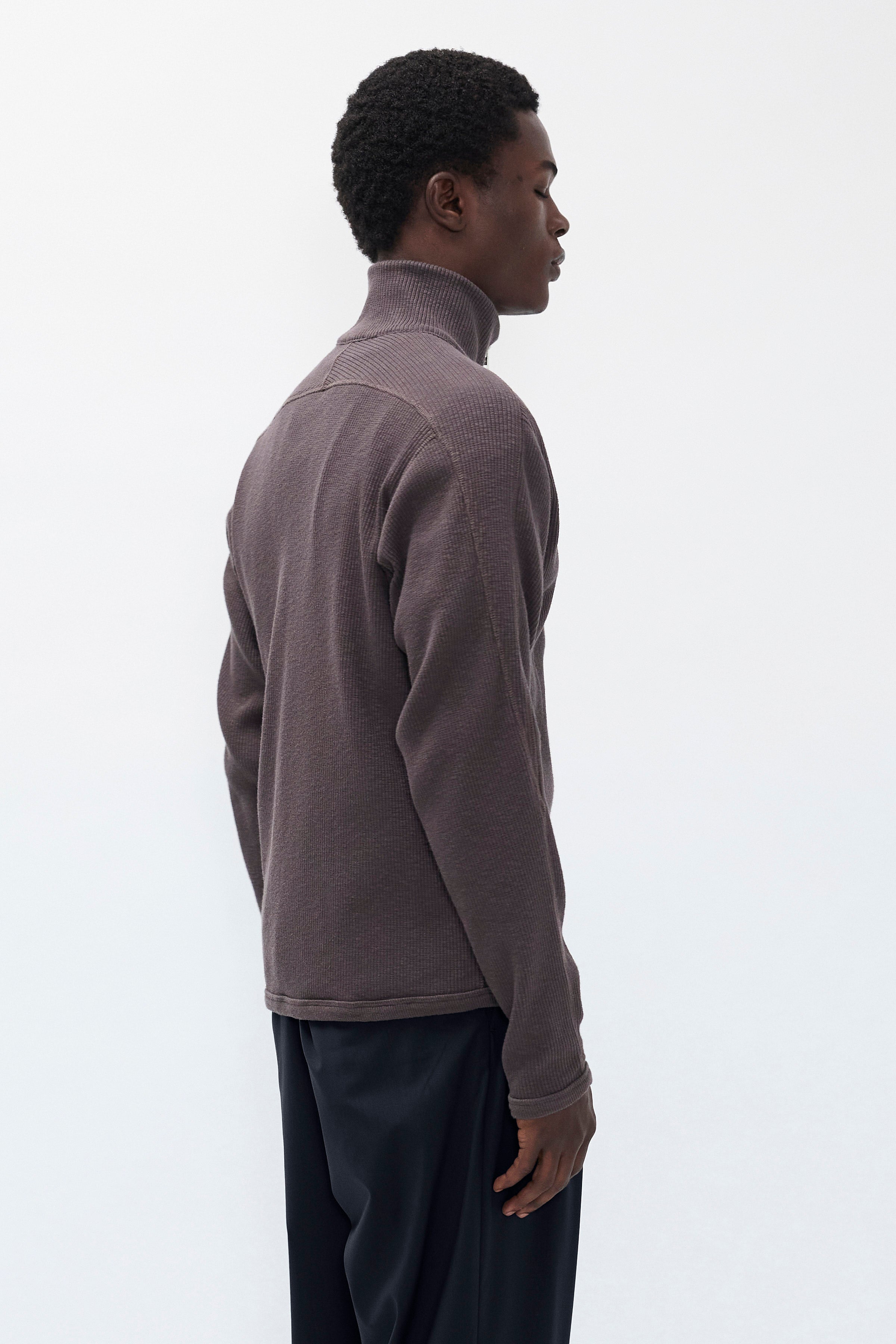Cardigan zippé côtelé militaire – Un cardigan zippé à la coupe décontractée, inspiré des sous-vêtements thermiques militaires, confectionné dans un jersey de coton côtelé de 440 g/m² – Une coupe décontractée…